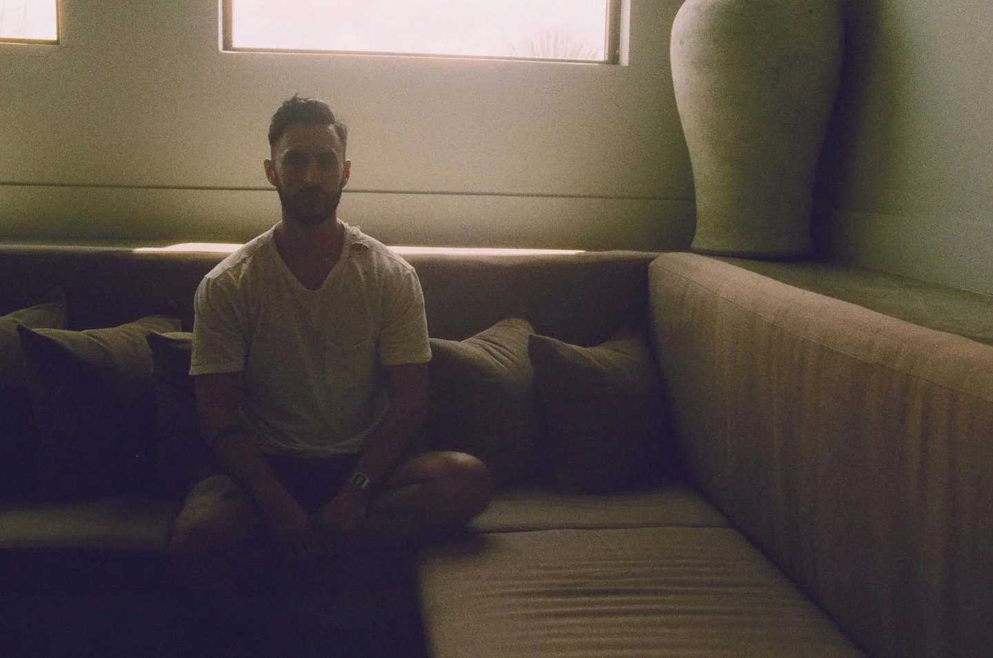 Slow days at @willowhouse_ on film&mdash;reading, thinking, writing, exploring&hellip;trying to hold onto that curious mindset.

#35mmfilm #expiredfilmclub #analogfilm #naturallightphotography