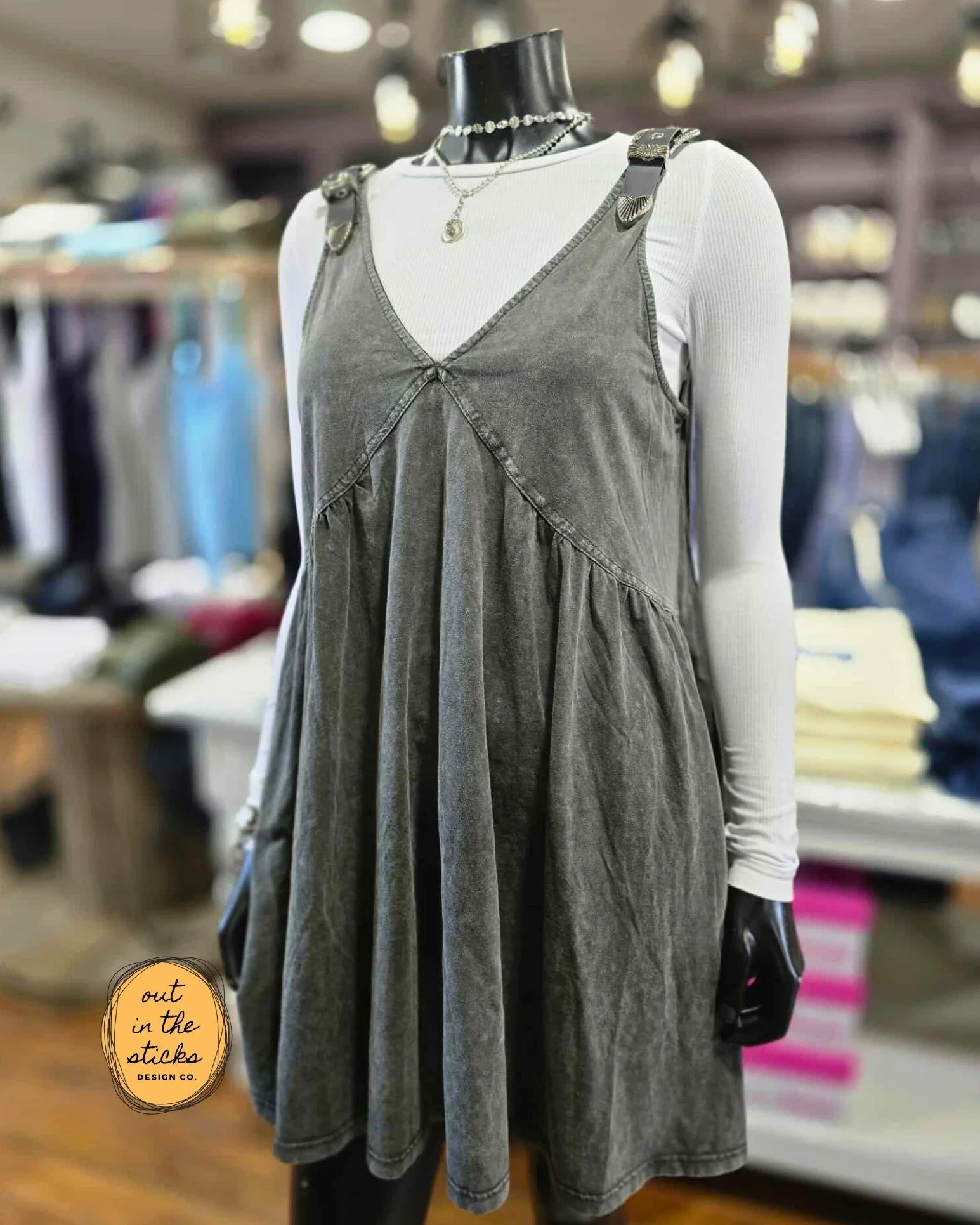 The CUSTEST western dress, featuring fun buckle straps and ✨pockets✨🥳
We are open today 10am-5:30pm, stop by and check out our new spring arrivals!