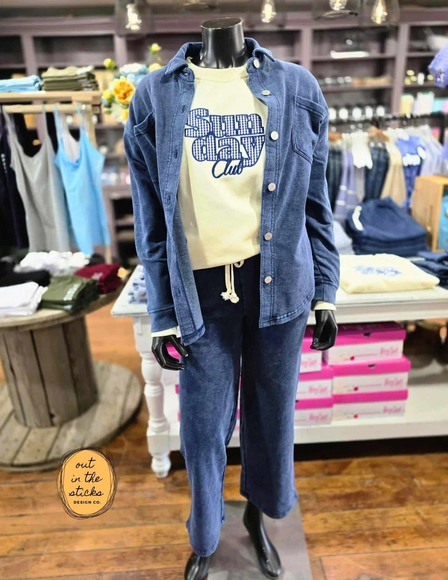 I'd be missing an opportunity if I didn't post the Sunday Club crewneck on a Sunday...😍✨ Happy first day of March, everyone!