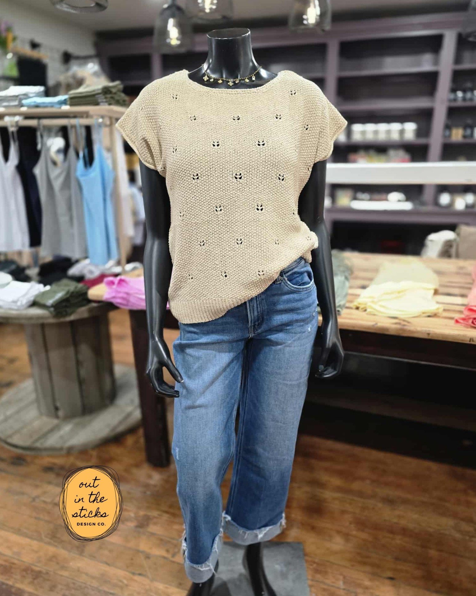 Nothing screams warmer weather like an airy woven top! This was a top seller last weekend in the trailer and for good reason - it pairs perfectly with a tank and jeans to make an easy polished outfit. ✨
We're open today 10am-5:30pm!