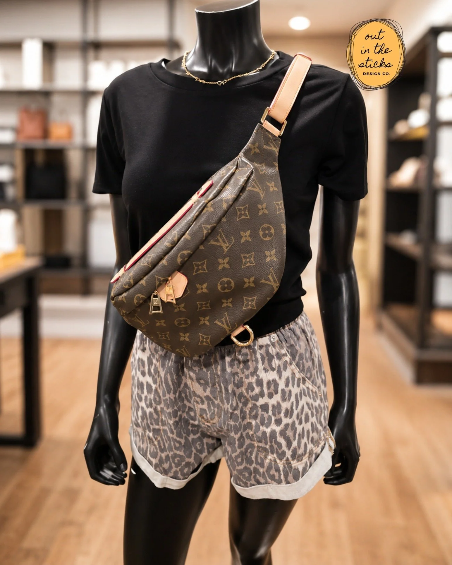 🐆 Pull-on, leopard print, and wide leg...name a better pair of shorts! 😍 Leopard print will trend through the rest of the year...if you haven't hopped on the band wagon, now is your chance to join us 😉🤝