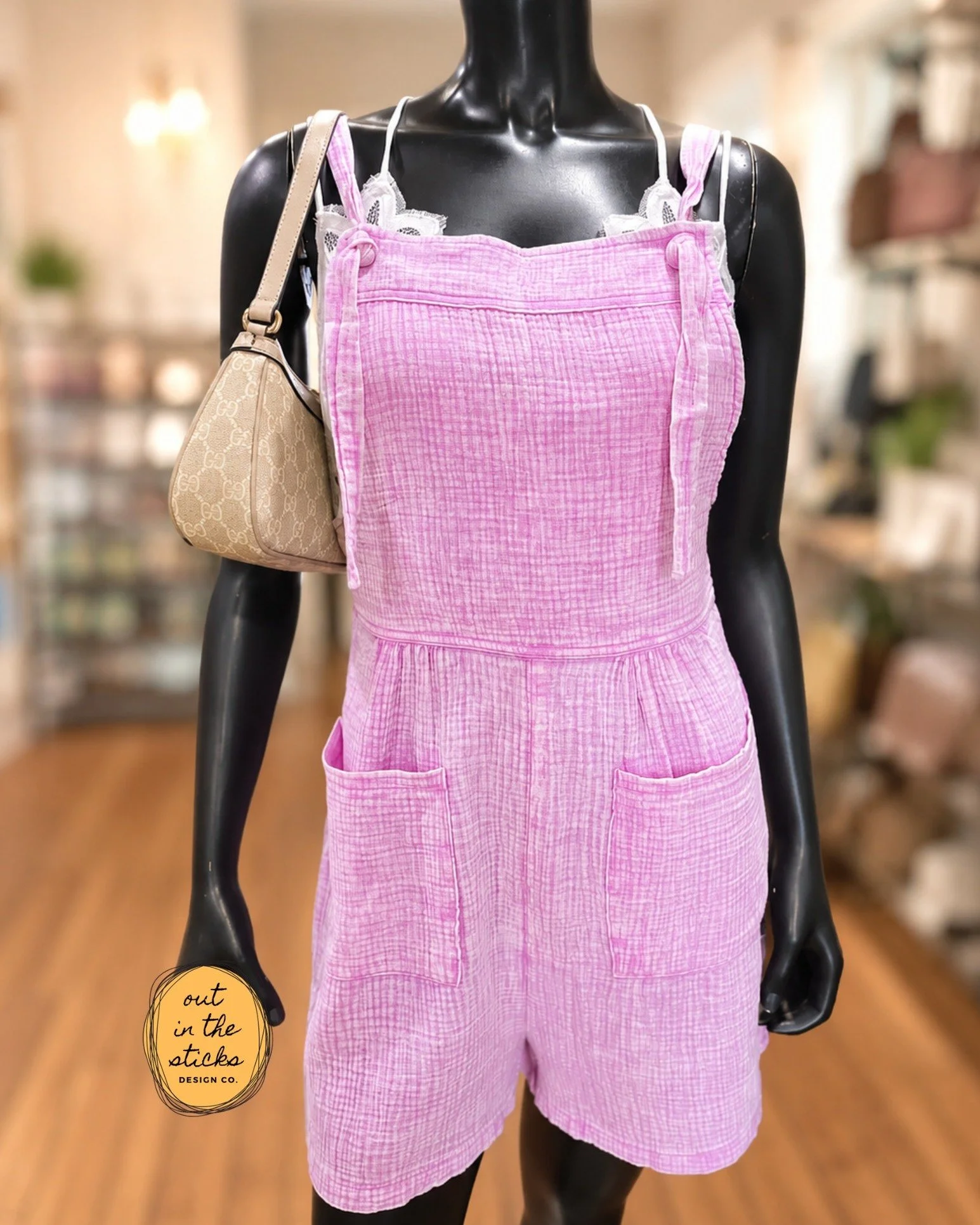 These linen overalls have been so popular this year, add some color and a whole lot of comfort to your everyday look! ✨