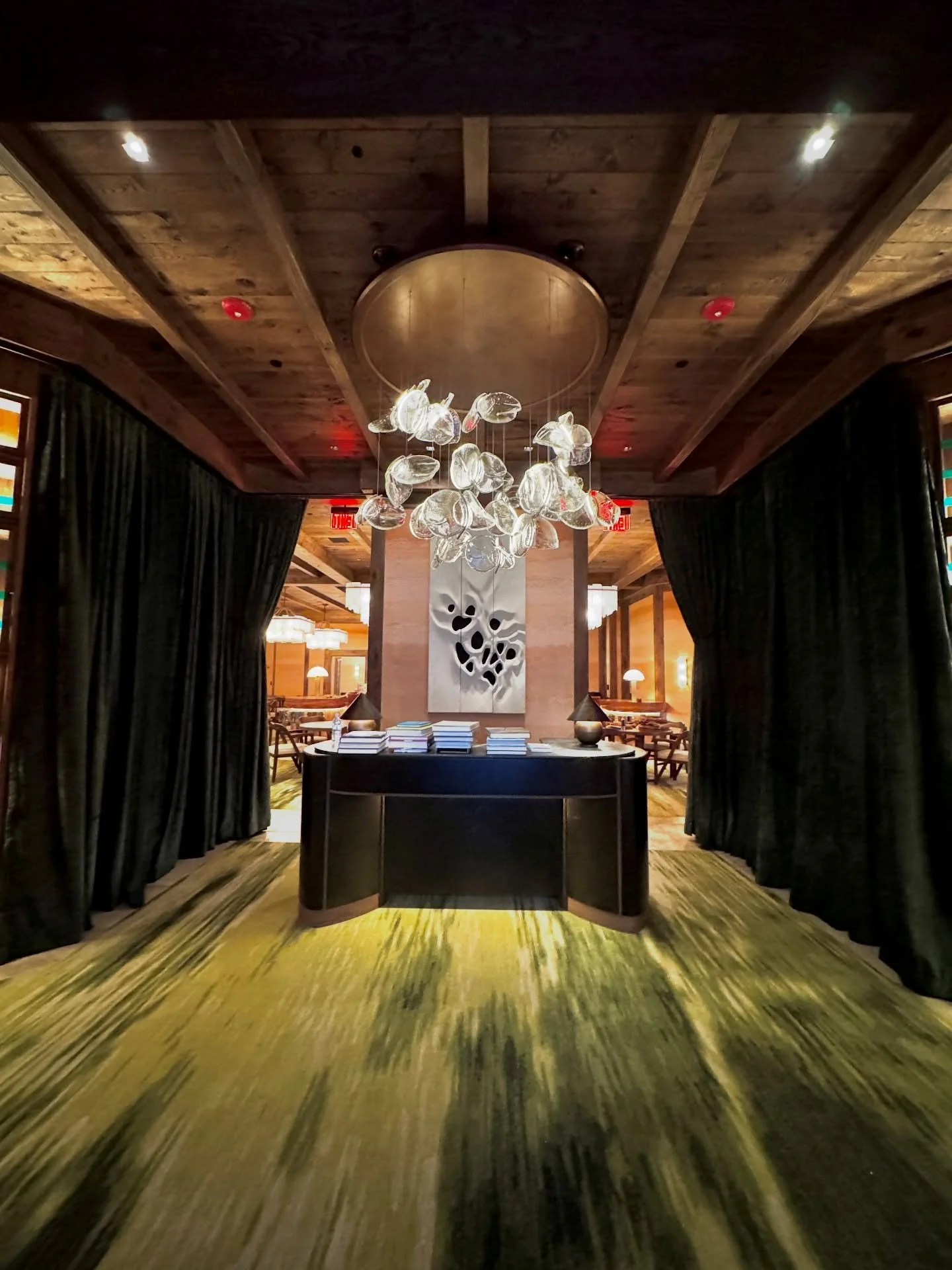 M by The Alinea Group | Drapery, Custom Iron Hardware, Leather Trimmed Roll-Shades | Big Sky Resort, Big Sky, MT

Our favorite project last year was the collaboration with @bigskyresort @fettledesign and @topangacreek to create these dramatic, rich v