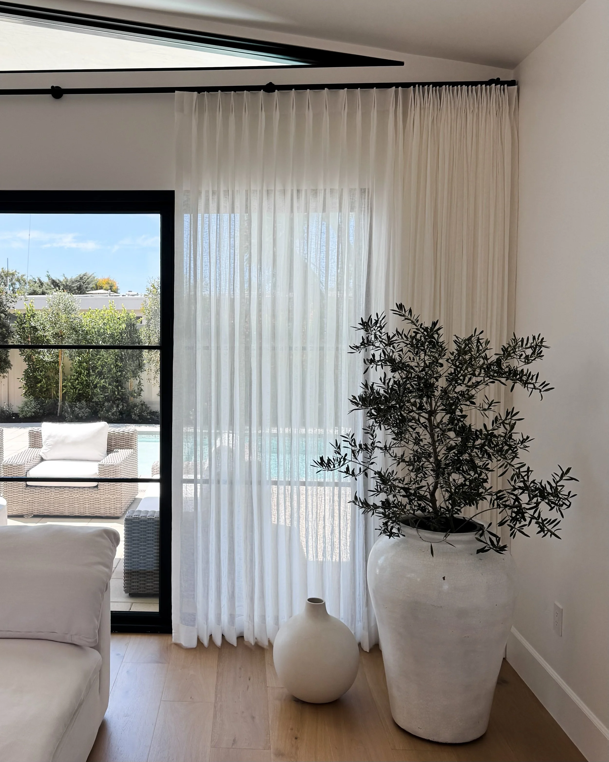 Pleated Drapery on Traversing Rod | Field Work Proper Linen Sheer | Corona Del Mar

The large accordion style doors in this Corona Del Mar remodel are the key to classic California indoor-outdoor living.  A pleated sheer drapery in our European certi