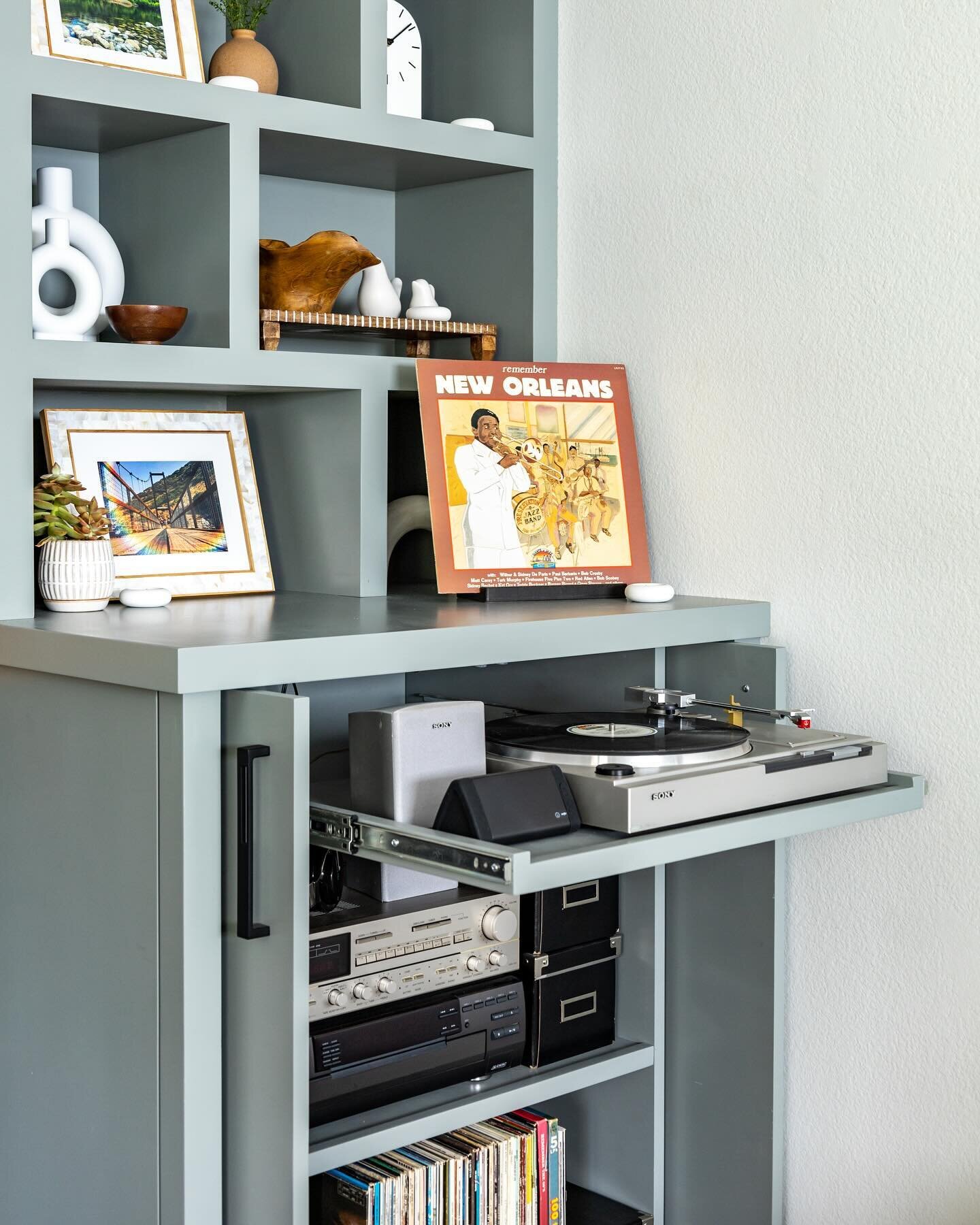 Fa-la-la-la-la, la-la-la-la&hellip;..

Music. It transcends time, and it doesn&rsquo;t matter what you listen to, you love what you love. 

It was a joy creating this custom designed piece with open upper display shelves, concealed slide-out turntabl