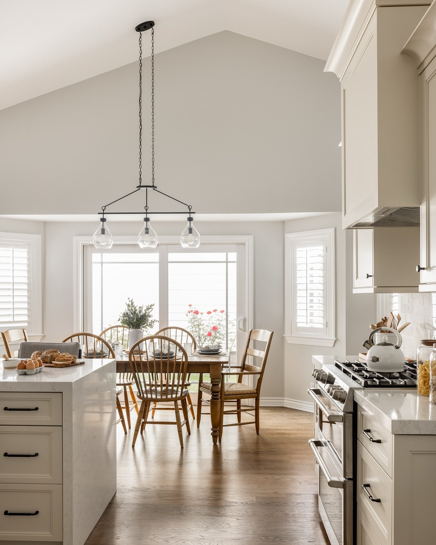 Happy New Year! 

I&rsquo;m excited to kick off 2025 by helping more clients transform their homes into beautiful, functional spaces that truly reflect their style and needs.

Photography: @shelbybournephoto 

#kitchendesign #kitchenremodel #kitcheni