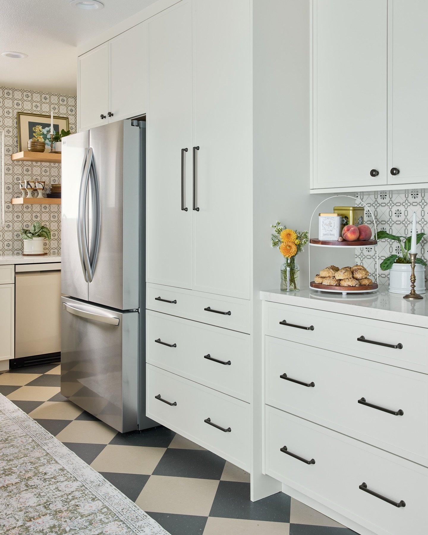 A good pantry should make life easier. ✨ 
Thoughtful cabinet layouts mean everything has a place, so your kitchen works with you&mdash;busy mornings, quick meals, and everything in between.

When storage is planned by a professional designer, it&rsqu