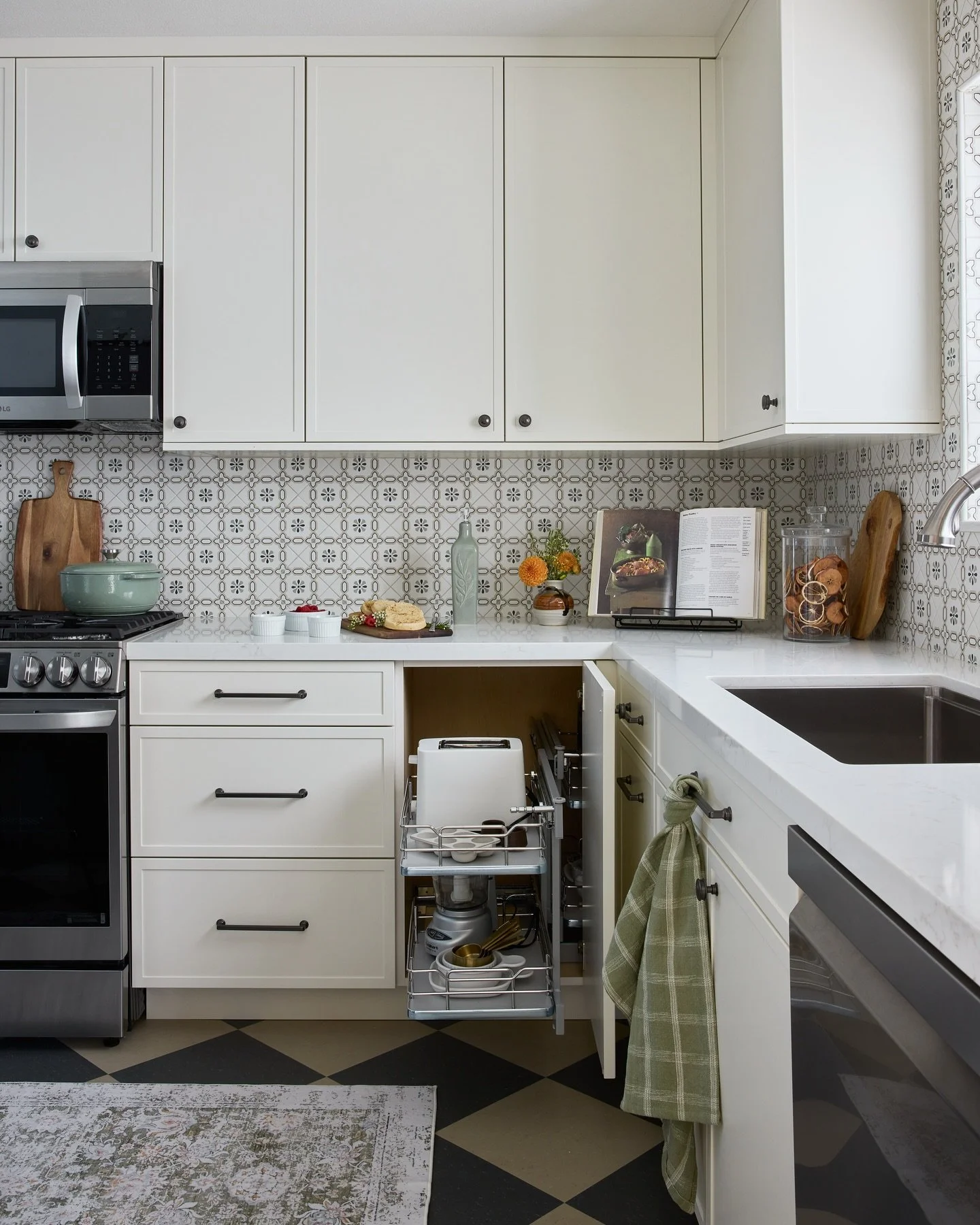 &ldquo;I don&rsquo;t want additional storage and organization in my new kitchen&rdquo;. 

Said no client ever&hellip;..😉

🧰: @kitchenplacesventura 
📷: @shelbybournephoto 

#kitchendesigner #kitchenremodel #designbuildteam #englishcharmproject #kit