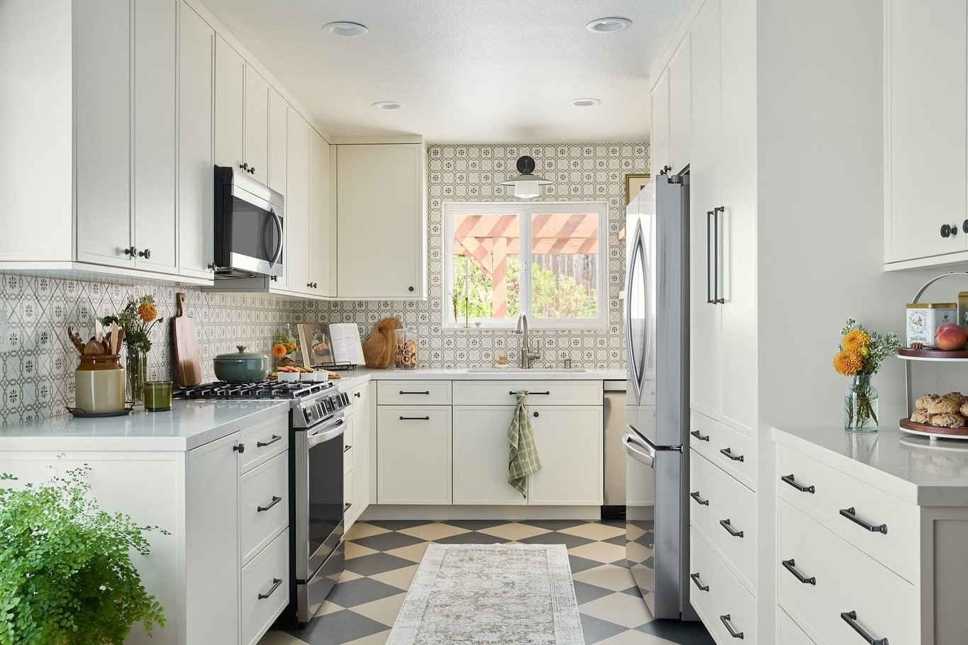 Everyone&rsquo;s favorites, including mine, the before and after of the English Charm Project! 

Creating a personalized space for each one of my clients is honestly an honor. This client wanted a kitchen that had life and energy that her outdated ki