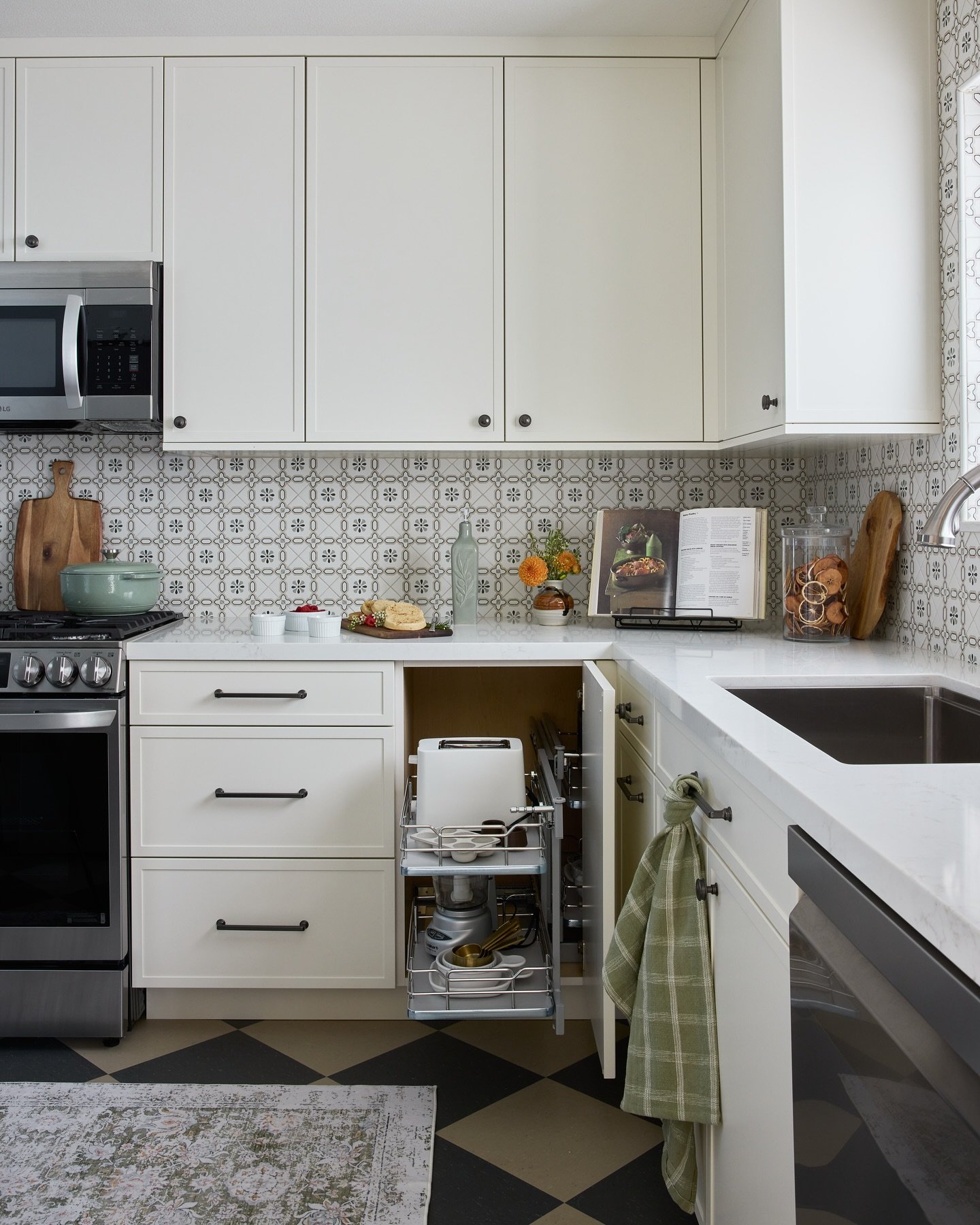 &ldquo;I don&rsquo;t want additional storage and organization in my new kitchen&rdquo;. 

Said no client ever&hellip;..😉

🧰: @kitchenplacesventura 
📷: @shelbybournephoto 

#kitchendesigner #kitchenremodel #designbuildteam #englishcharmproject #kit