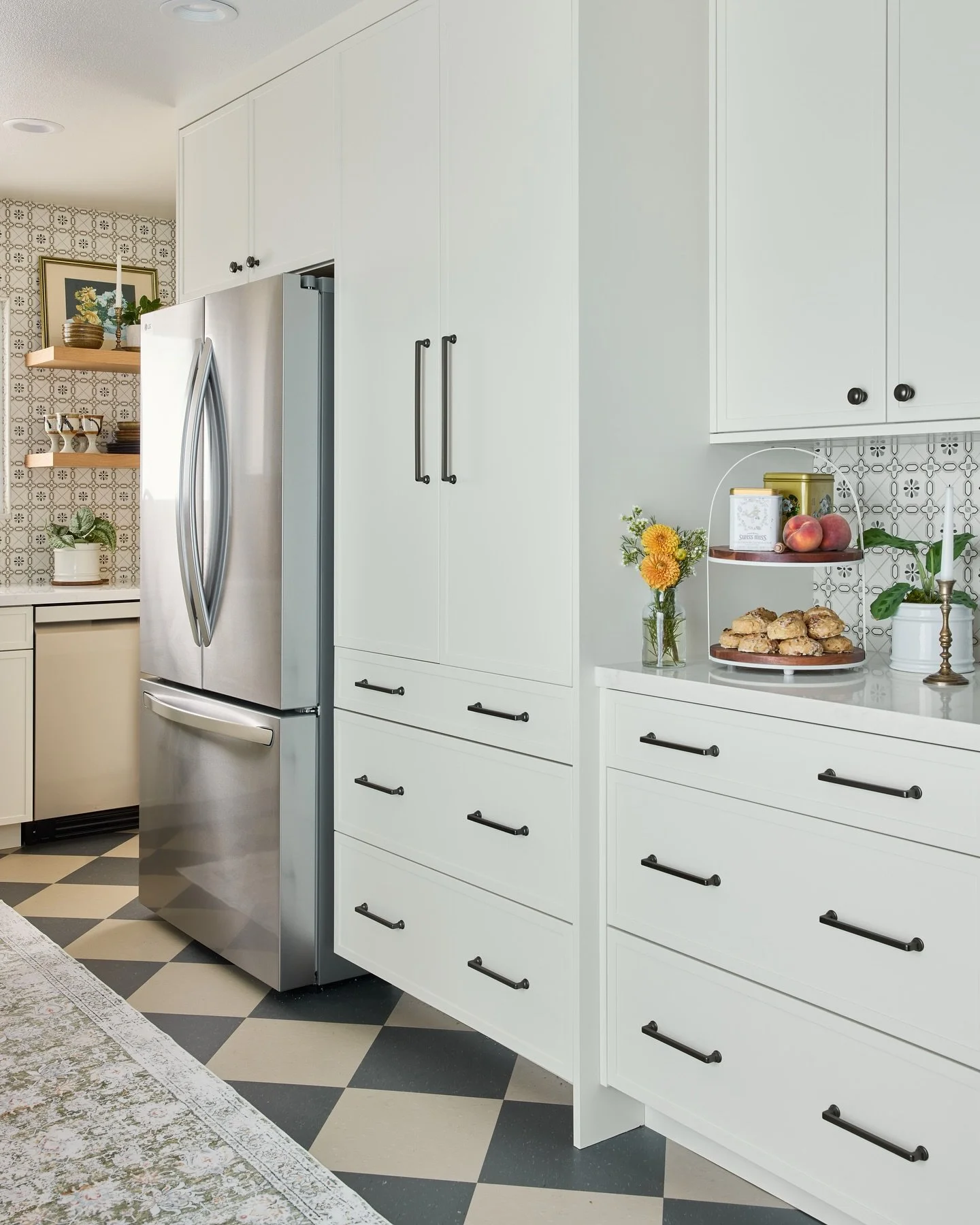 A good pantry should make life easier. ✨ 
Thoughtful cabinet layouts mean everything has a place, so your kitchen works with you&mdash;busy mornings, quick meals, and everything in between.

When storage is planned by a professional designer, it&rsqu