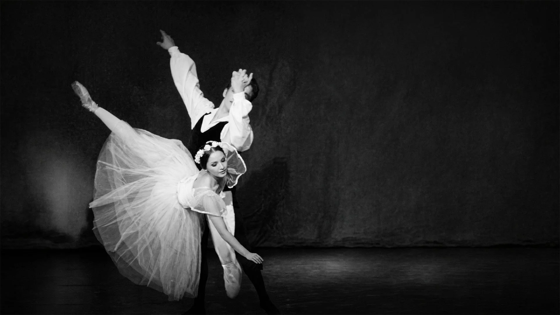 Pareja de bailarines de ballet bailando Las Sílfides de Chopin