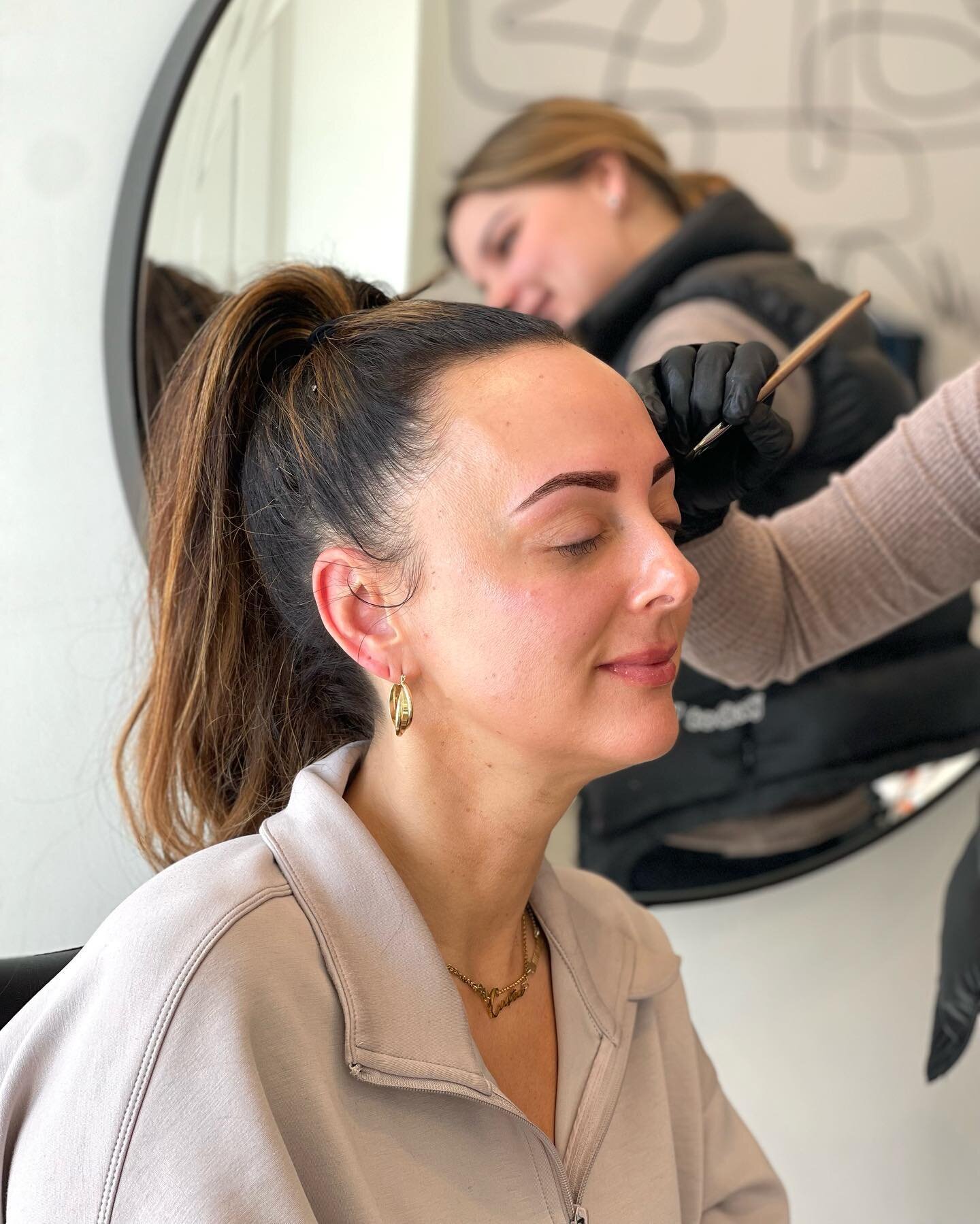 Fresh brows to start the week😍
@missdivinebrows 

Book your brows now! Link in bio🤍

#thefacespace #brows #browlamination #browtint #facial #skincare #browshaping