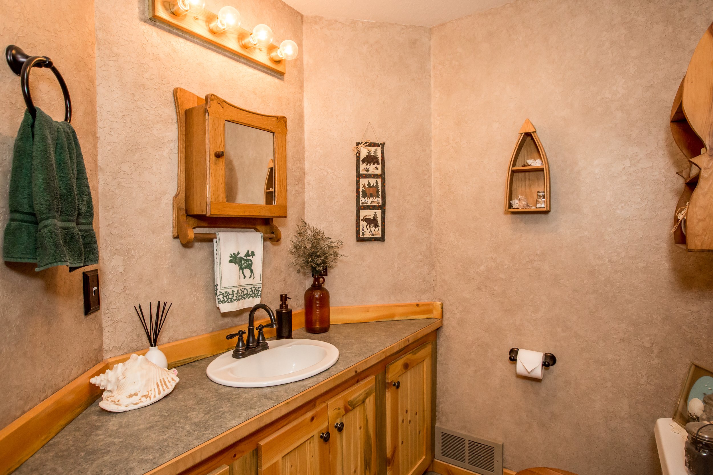 guest .5 bath off kitchen.jpg