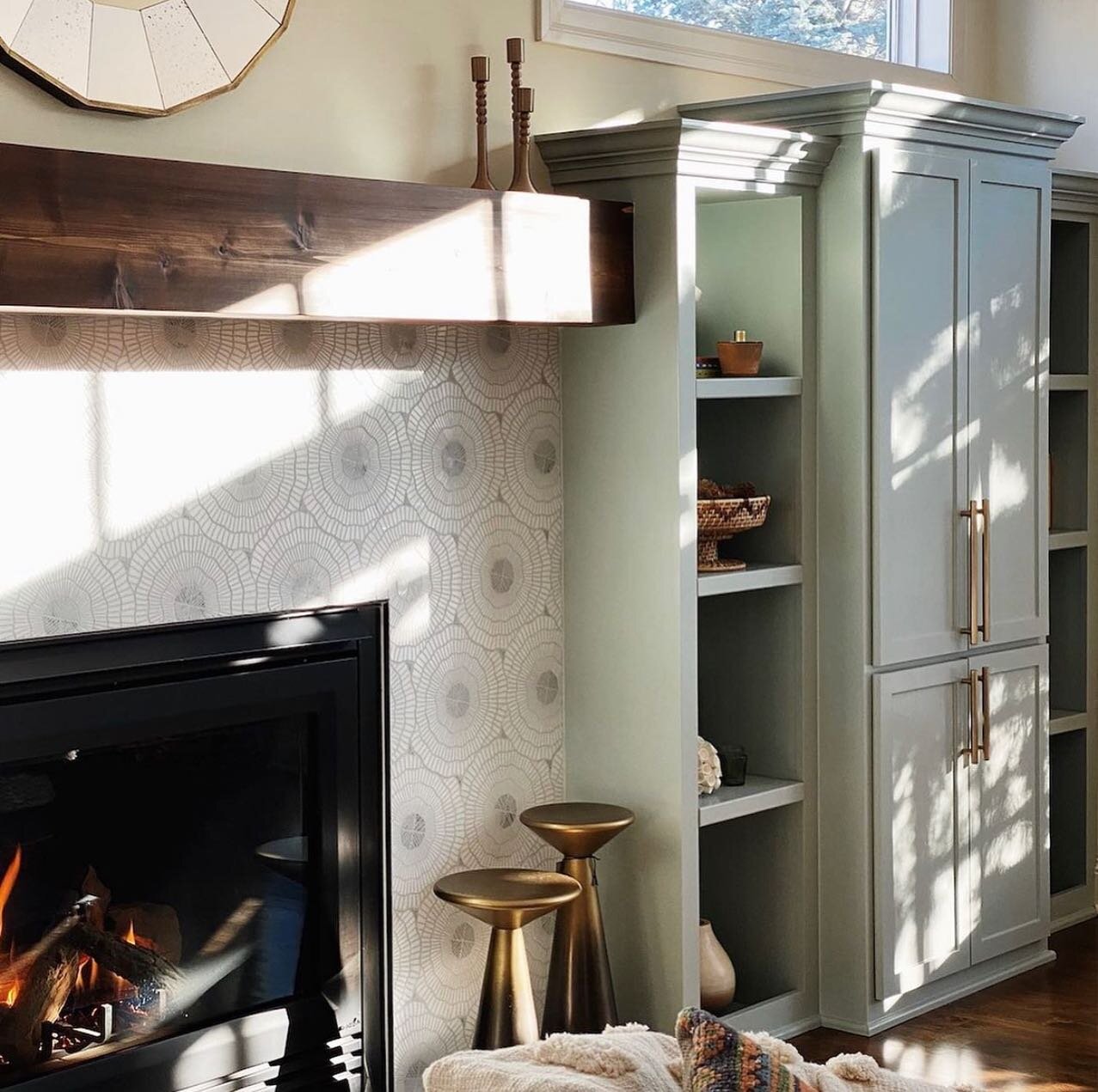 Marble floral-inspired mosaic tile? Yes, PLEASE! 🤩

We love the impact this stunning tile has on this whole room. It's truly a showstopper!