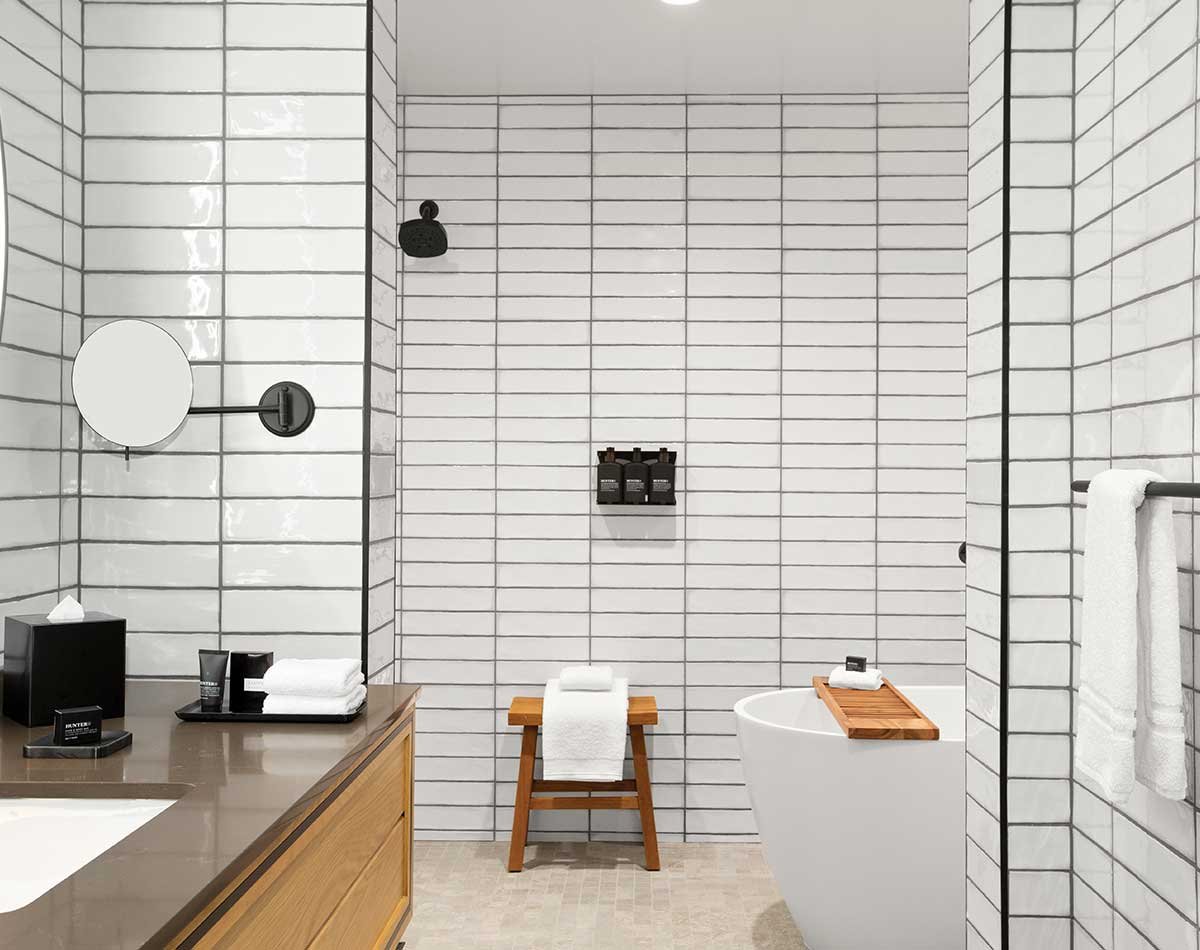 rooms-suites-shower-tub-bathroom.jpg