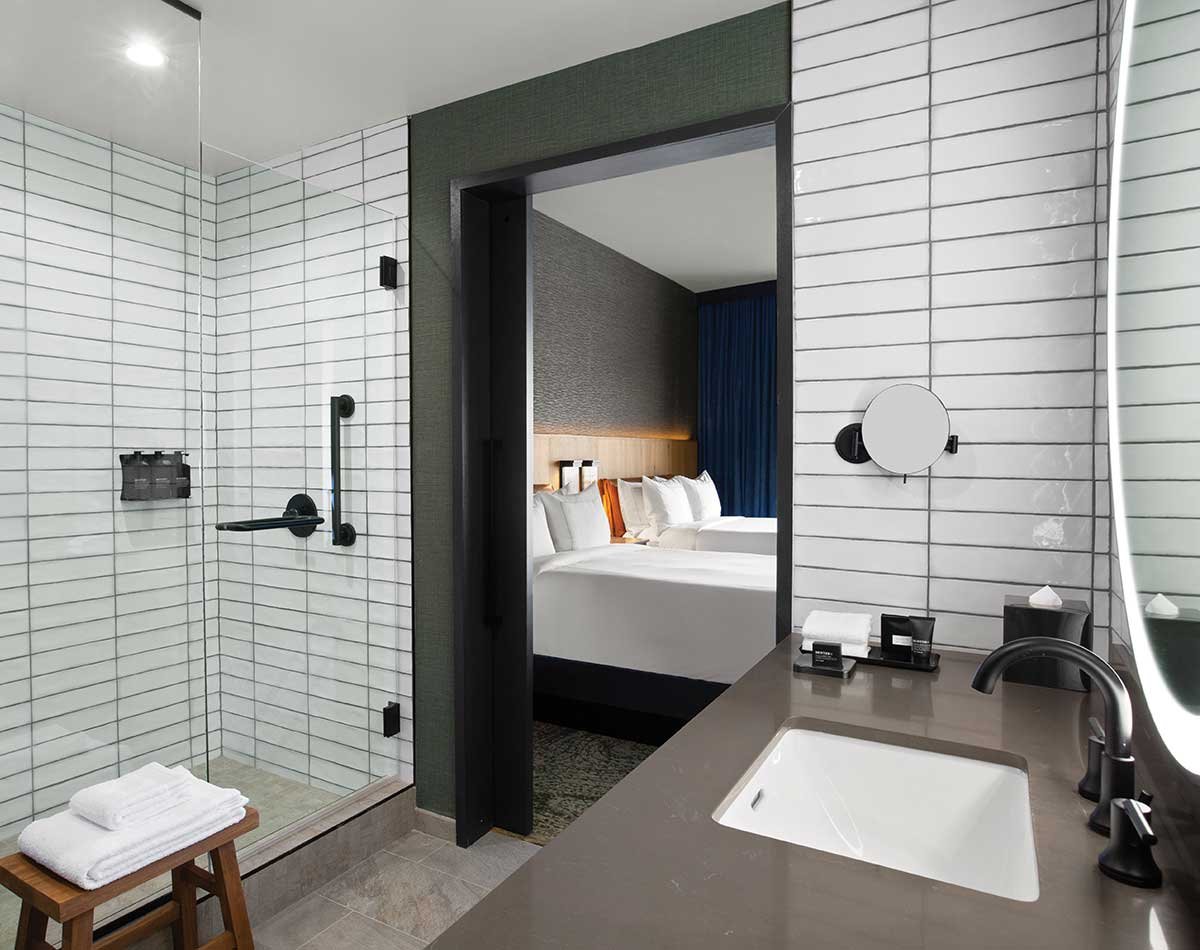 rooms-suites-lookout-suites-bathroom2.jpg