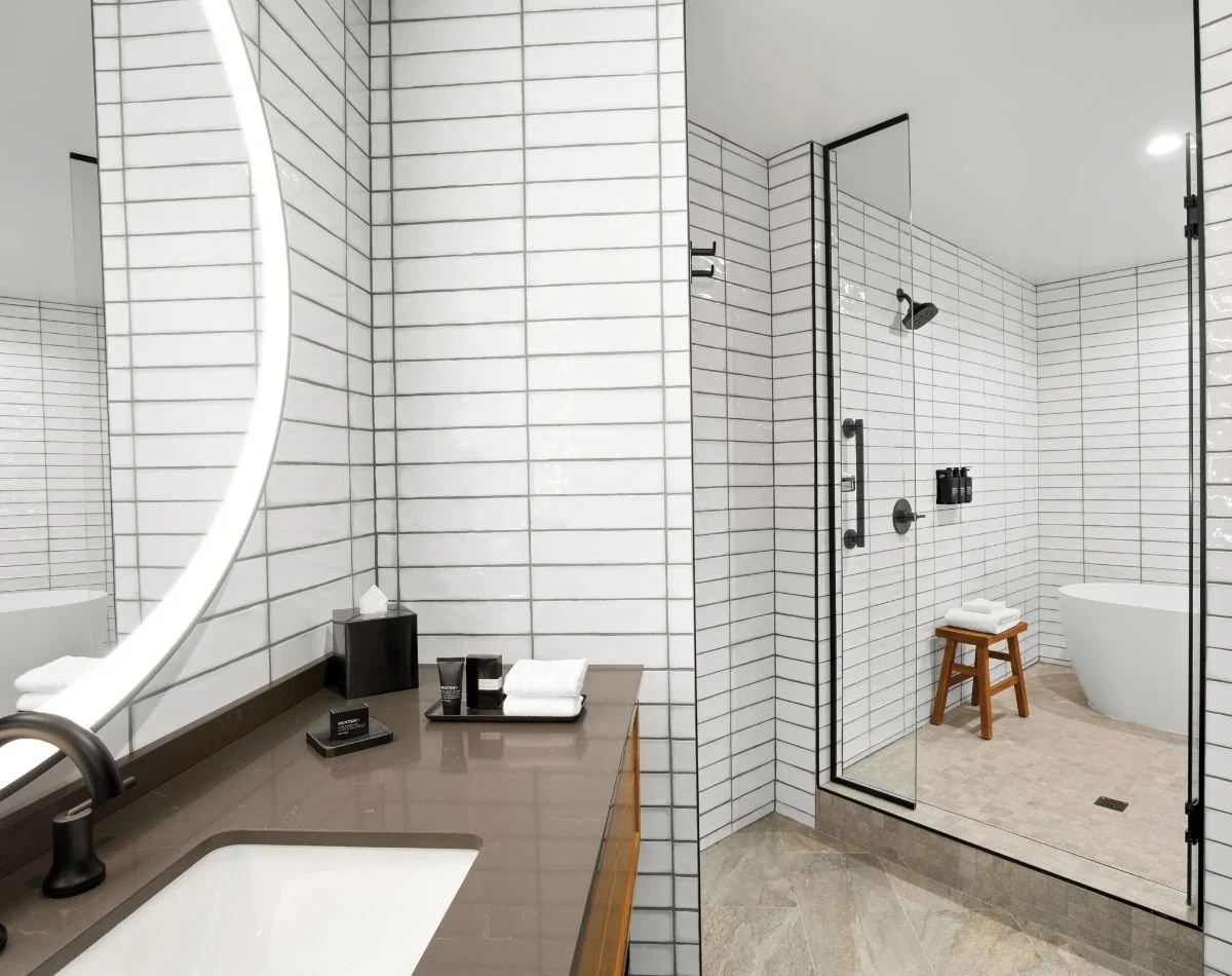 ATLOKQQ_Woodlands_Gardens_Jr_Ste_Bathroom_01 (2).jpg