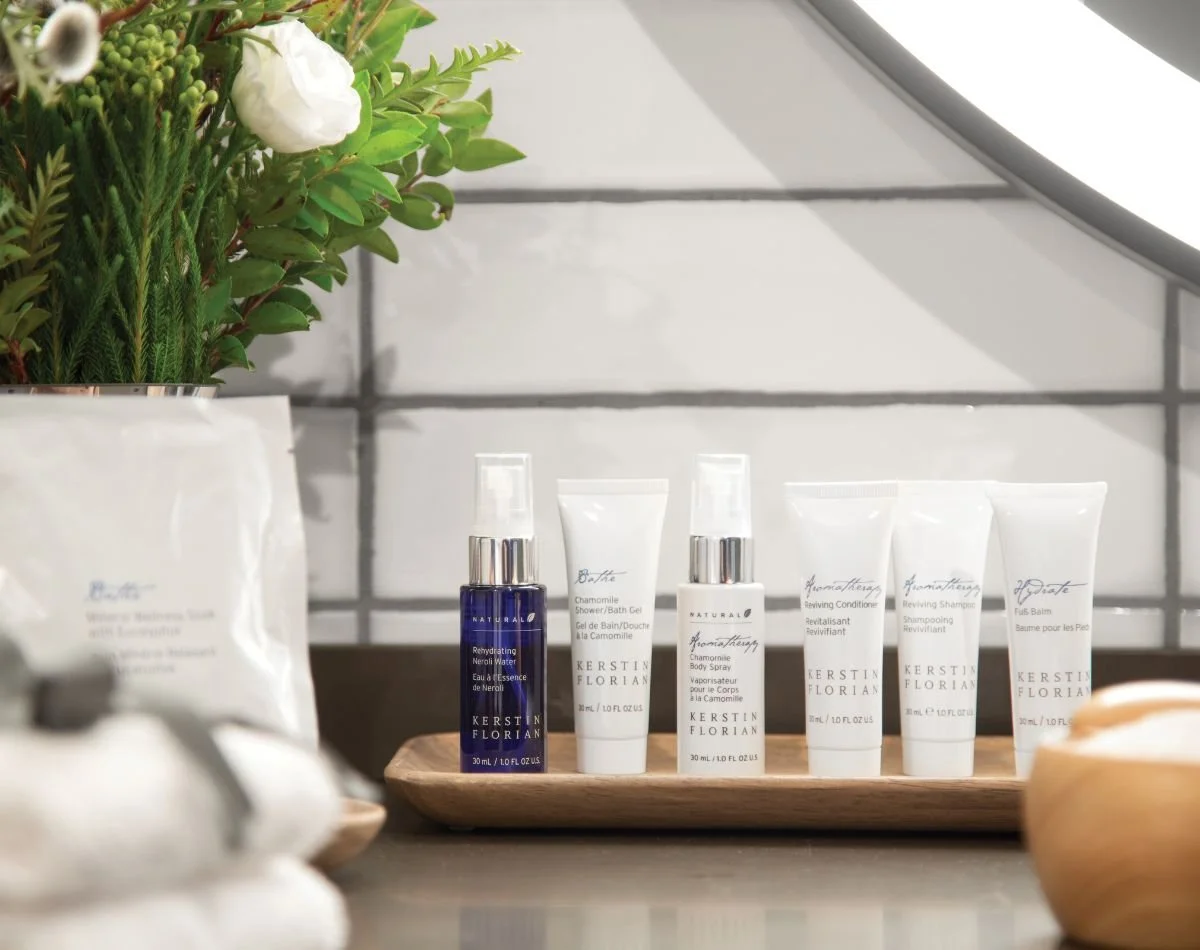 ATLOKQQ_Guest_Room_Bath_High_End_Amenities_01 (1).jpg