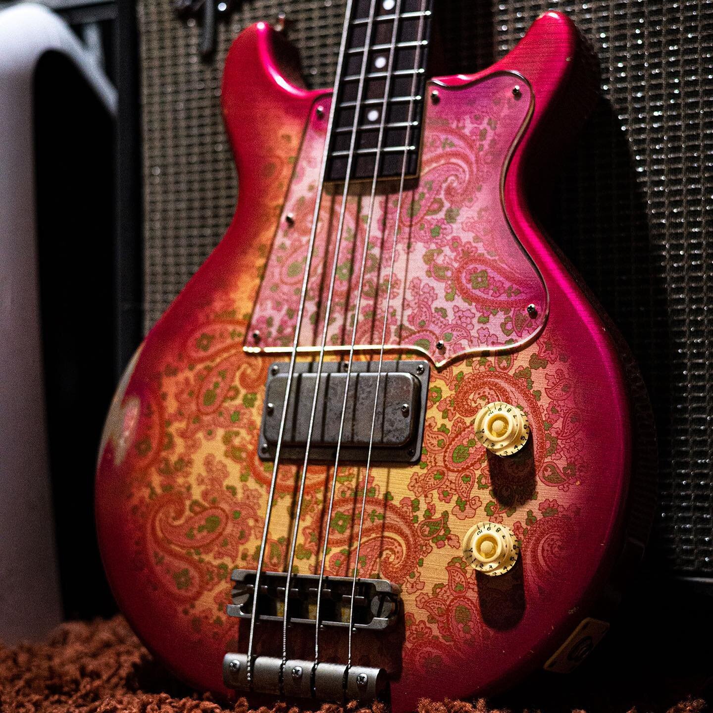 Thunders⚡️Thursday! Model: Thunders Bass Lacquer Finish: Aged Pink Paisley Pickup: @lollarpickups Guts: @wdmusic  Bridge: @advancedplating  Tuners: @graphtechguitarlabs Strings: @dunlop Custom Case: @tklcases Available: @thebassshop @thunderroadguita