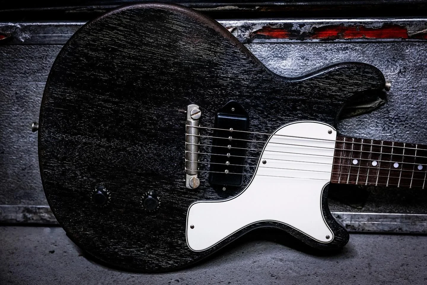 Thunders⚡️Thursday! Hair of the Doghair! Finish by: @nic_bonesy Aged and Assembled by @cross_dave_ photo by @highwayonephotography AVAILABLE #thundersthursday #rnrrelics #rocknrollrelics #onlyonepickup #P90 #singlepickup #doghair #nazareth #premiergu