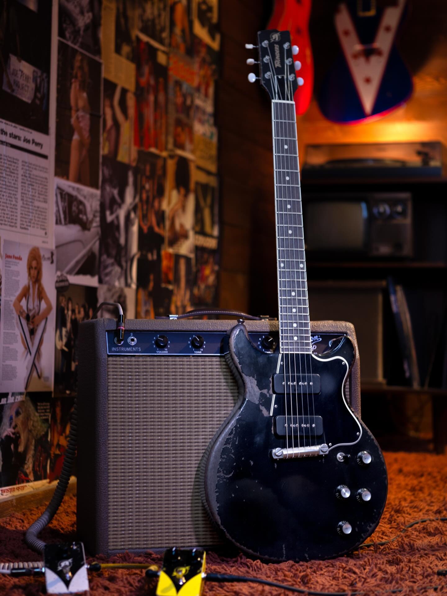 Thunders⚡️Thursday! Finish by @billyrowe66 aged and assembled by @cross_dave_ available @kauffmannsguitarstore photo by @christophercpearson #rnrrelics #rocknrollrelics #thundersthursday #thundersmodel #agedguitar