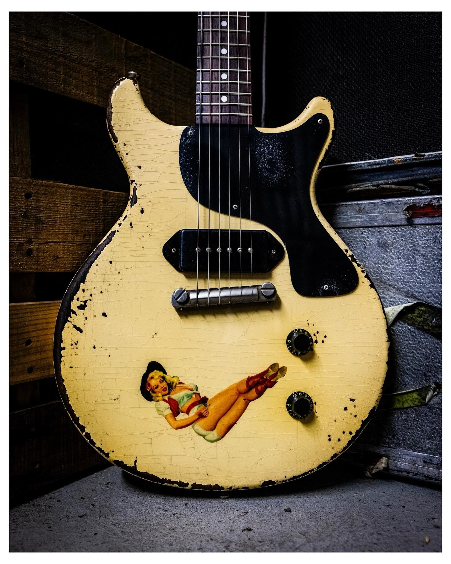 Thunders⚡️Thursday! Finish by: @nic_bonesy Aged and Assembled By: @cross_dave_ Photography By: @highwayonephotography Available At:  @andertonsmusicco #rnrrelics #rocknrollrelics #thundersthursday #thunders #thundersmodel #onlyonepickup #p90 #johnnyt