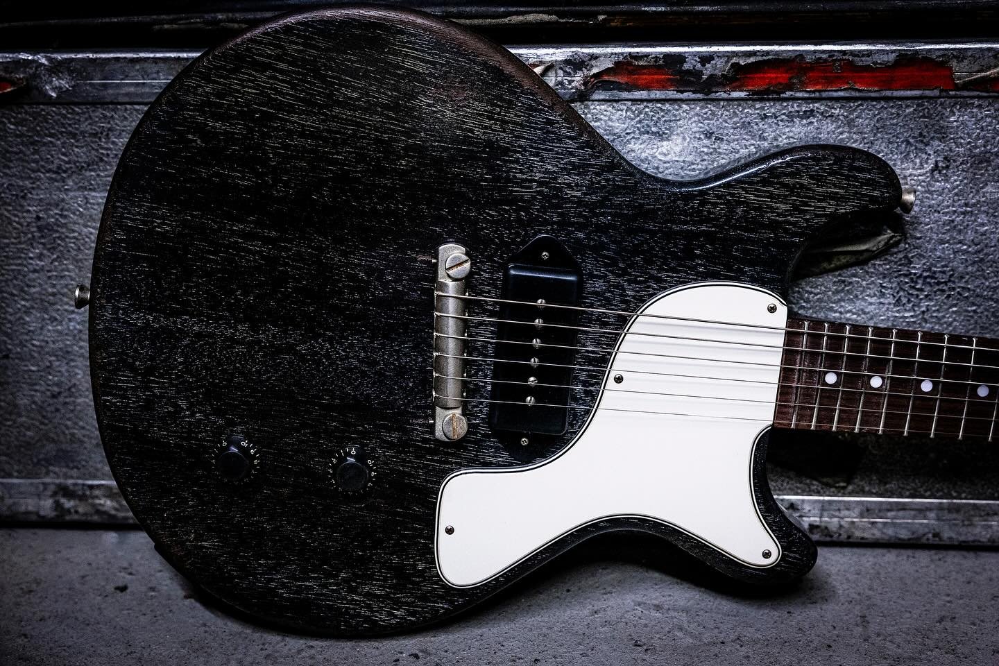 Thunders⚡️Thursday! Hair of the Doghair! Finish by: @nic_bonesy Aged and Assembled by @cross_dave_ photo by @highwayonephotography AVAILABLE #thundersthursday #rnrrelics #rocknrollrelics #onlyonepickup #P90 #singlepickup #doghair #nazareth #premiergu