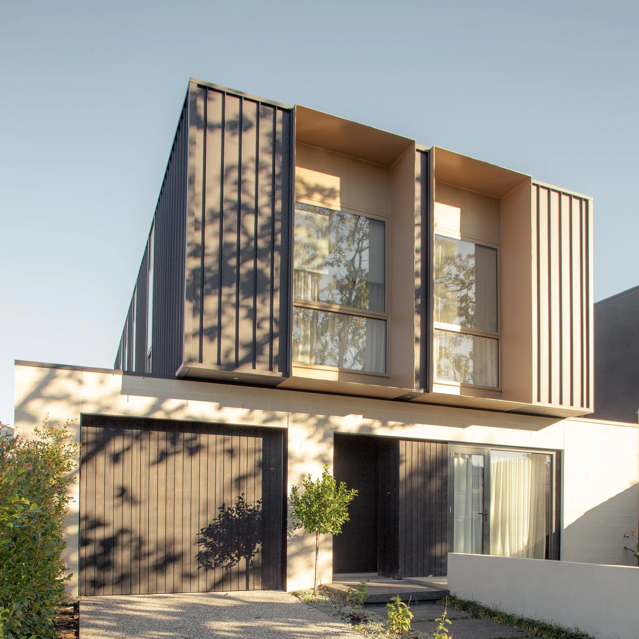 Modern two storey architectural house front view by DE SMIT ARCHITECTURE