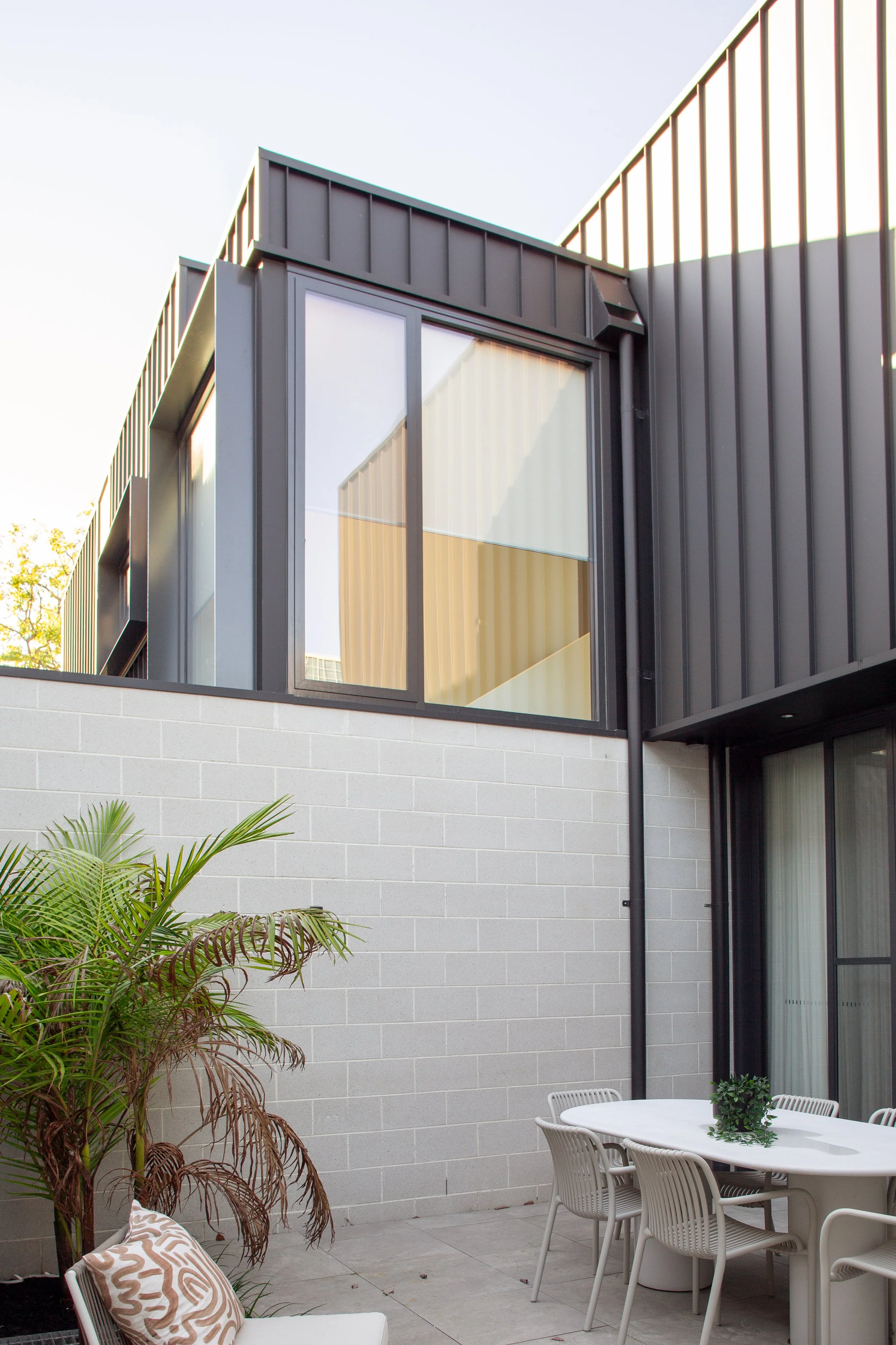 Modern two storey architectural house courtyard view by DE SMIT ARCHITECTURE