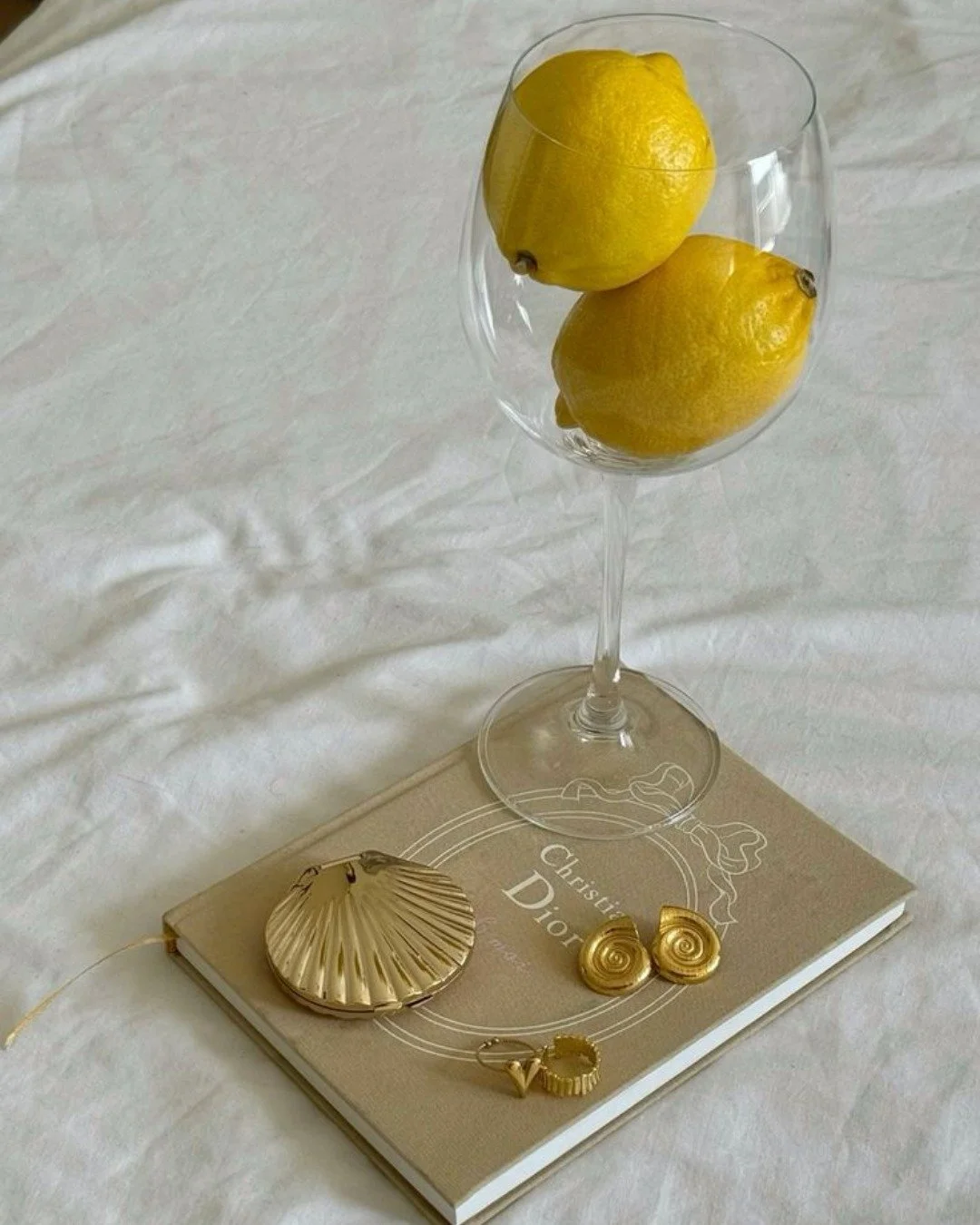 When life gives you lemons&hellip; make it luxury ✨ Because strong branding is all about the details. 

#sundaestudio #brandstyle #brandingmatters #creativeagency #visualidentity #flatlayaesthetic #luxurydesign #brandinginspo