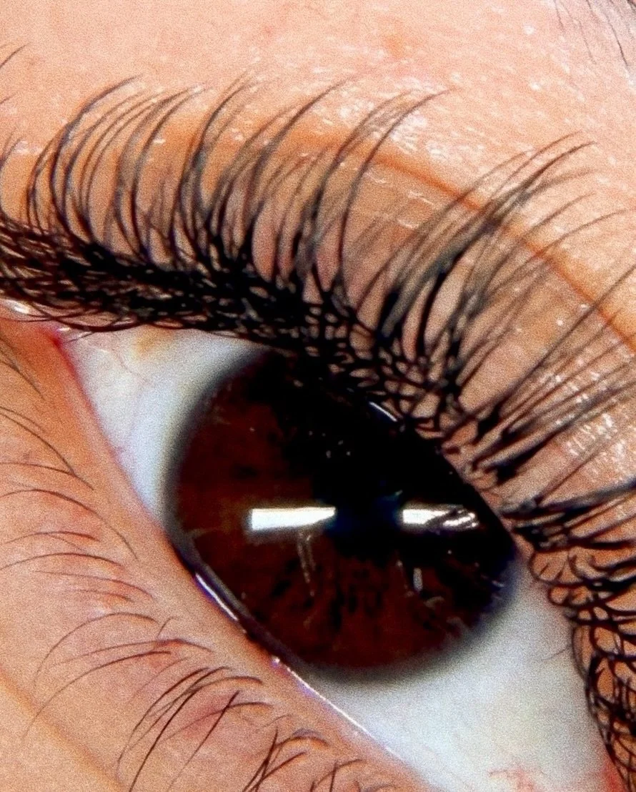 if you&rsquo;ve ever wondered why your lash extension appointment can take SO long.. this is it. 

If you zoom in, you&rsquo;ll see one set of false lashes per natural lash 🥹 isolation is the key to healthy lashes while wearing extensions ✨

using @