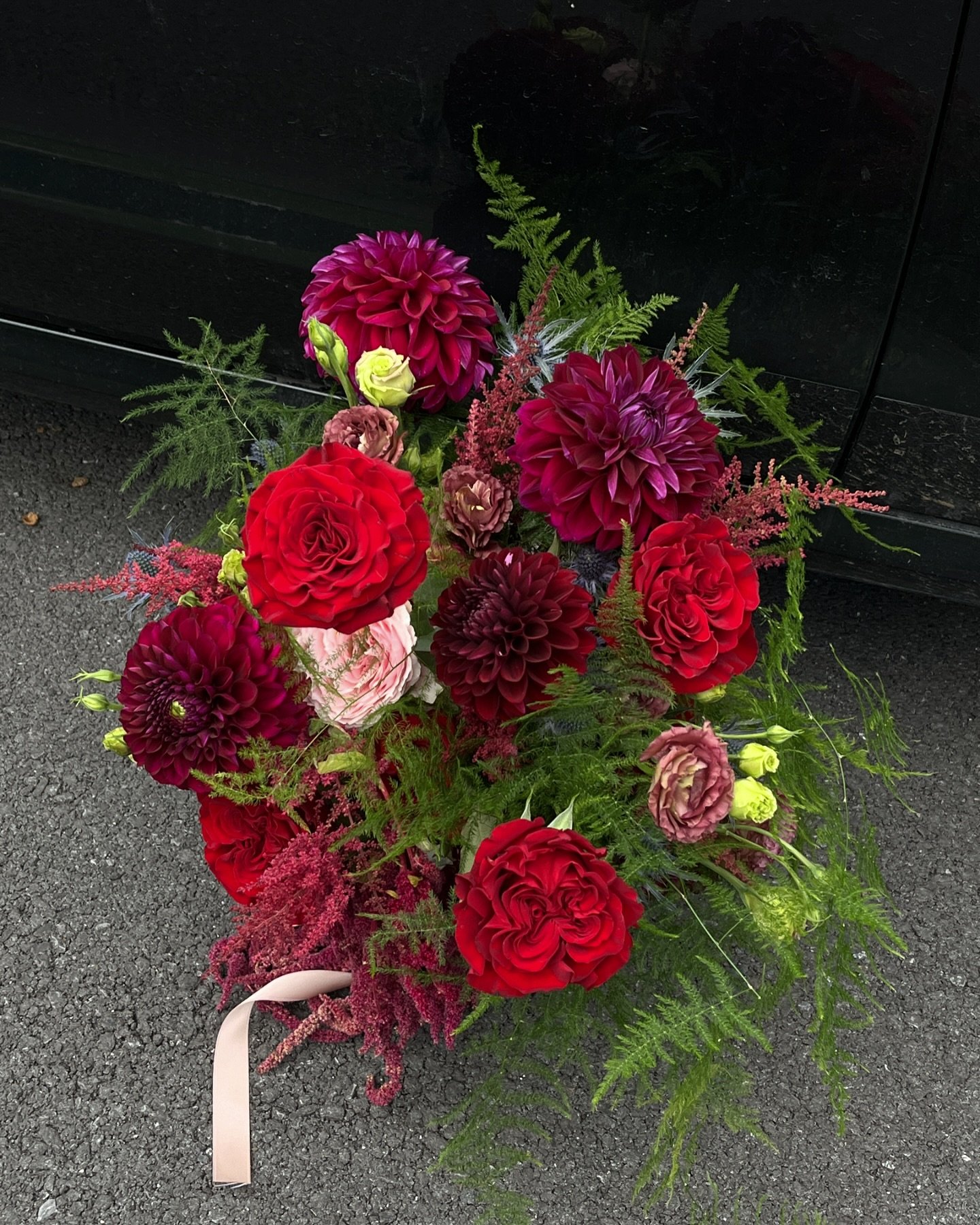 on the first day of fall 🍂

Reminder: you can always inquire for a bridal bouquet through our website xoxox 🤍🌹