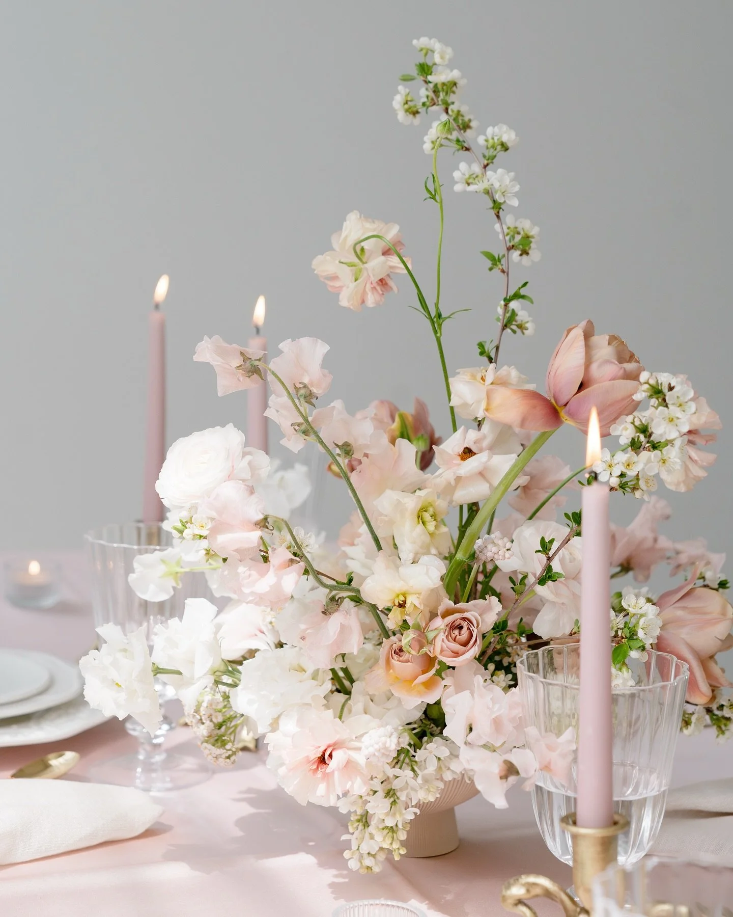 nothing but awe for how perfectly @wildpinescollective captured this centerpiece 
L’art De Fleur workshop: @floraandfernco & @merci.floral
Studio: @thepress.studio 
Photographer: @wildpinescollective
Content creator: @bachdddd
Model: @cait