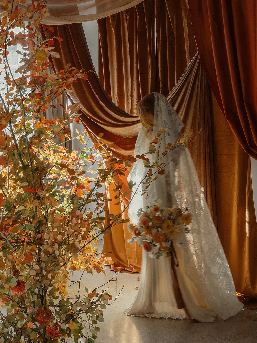 As the rush of the season settles, I’m finally taking a breath to look back at everything we created. Autumn has a gentle way of reminding me that slowing down is part of the process too🖤 
stunning photos by @jmay.photo of our model @emmie__o