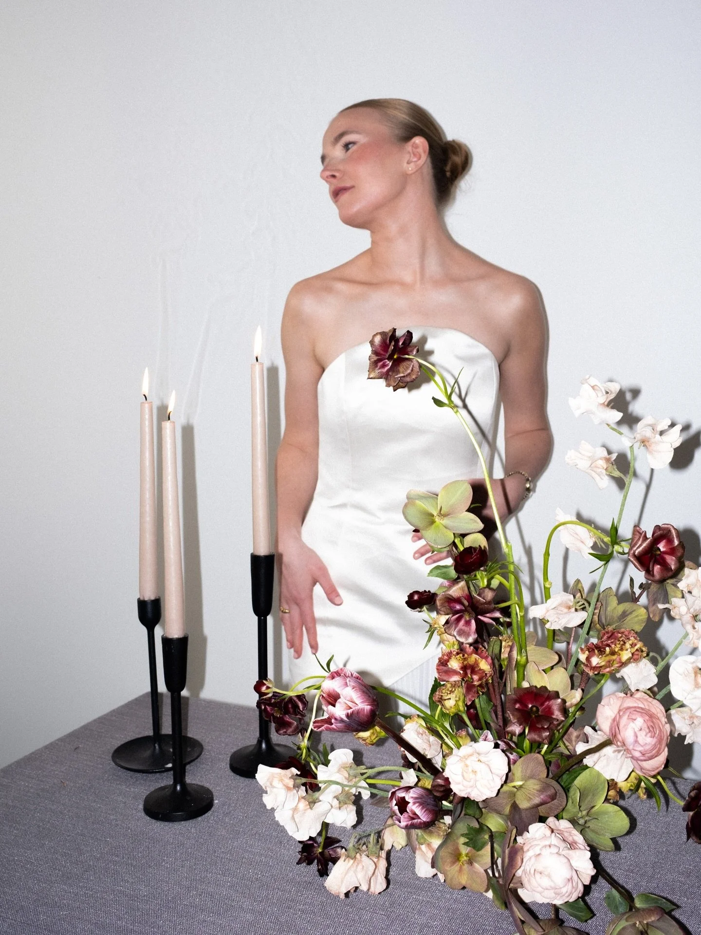 i lovvve a moody centerpiece 🖤

workeshop mentee @thefleurfete photographer@demievephoto model @jill_skousen dress @dalliancegownrentals
Studio @floristsofthevalley@thepress.studio
