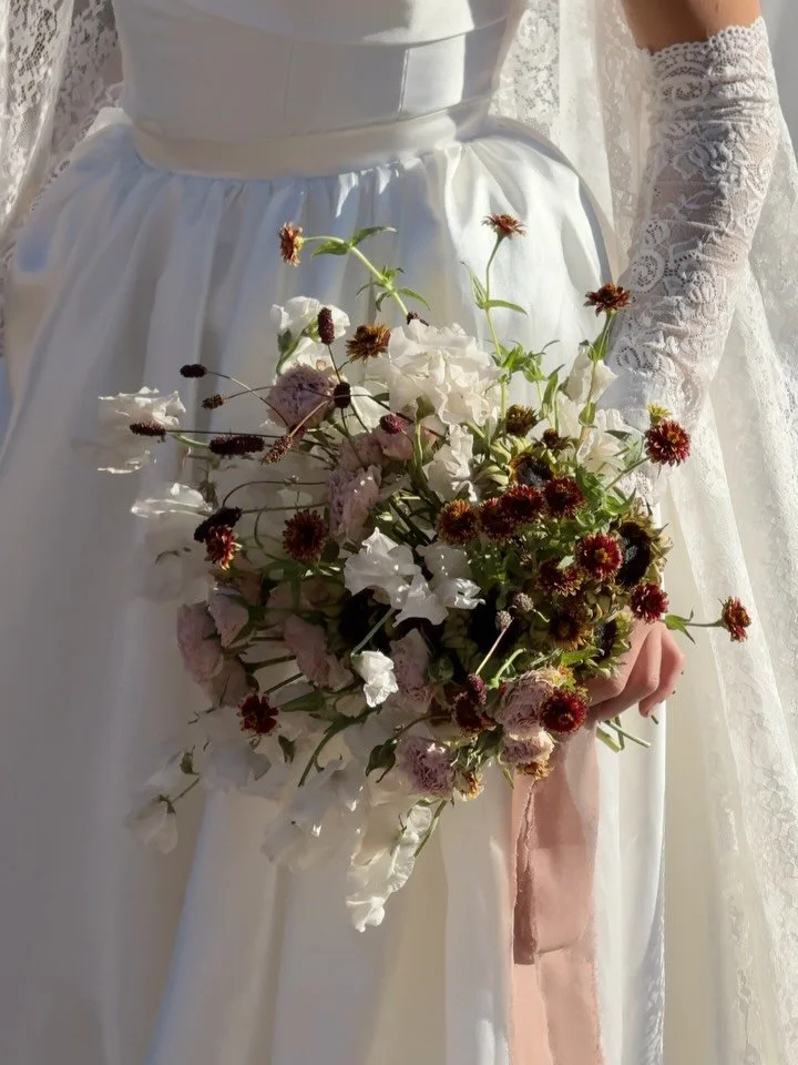 The fall version of a deep yet romantic bouquet 🤎

Hosts: @lundynalexisphoto &amp; @bethmacphoto
Florals: @mercifloral
Solo model: @etianne_alaina
Dresses: @taylarmadedresses
Hair &amp; MUA: @dianaelizabethbeauty
Draping @lumiereutah