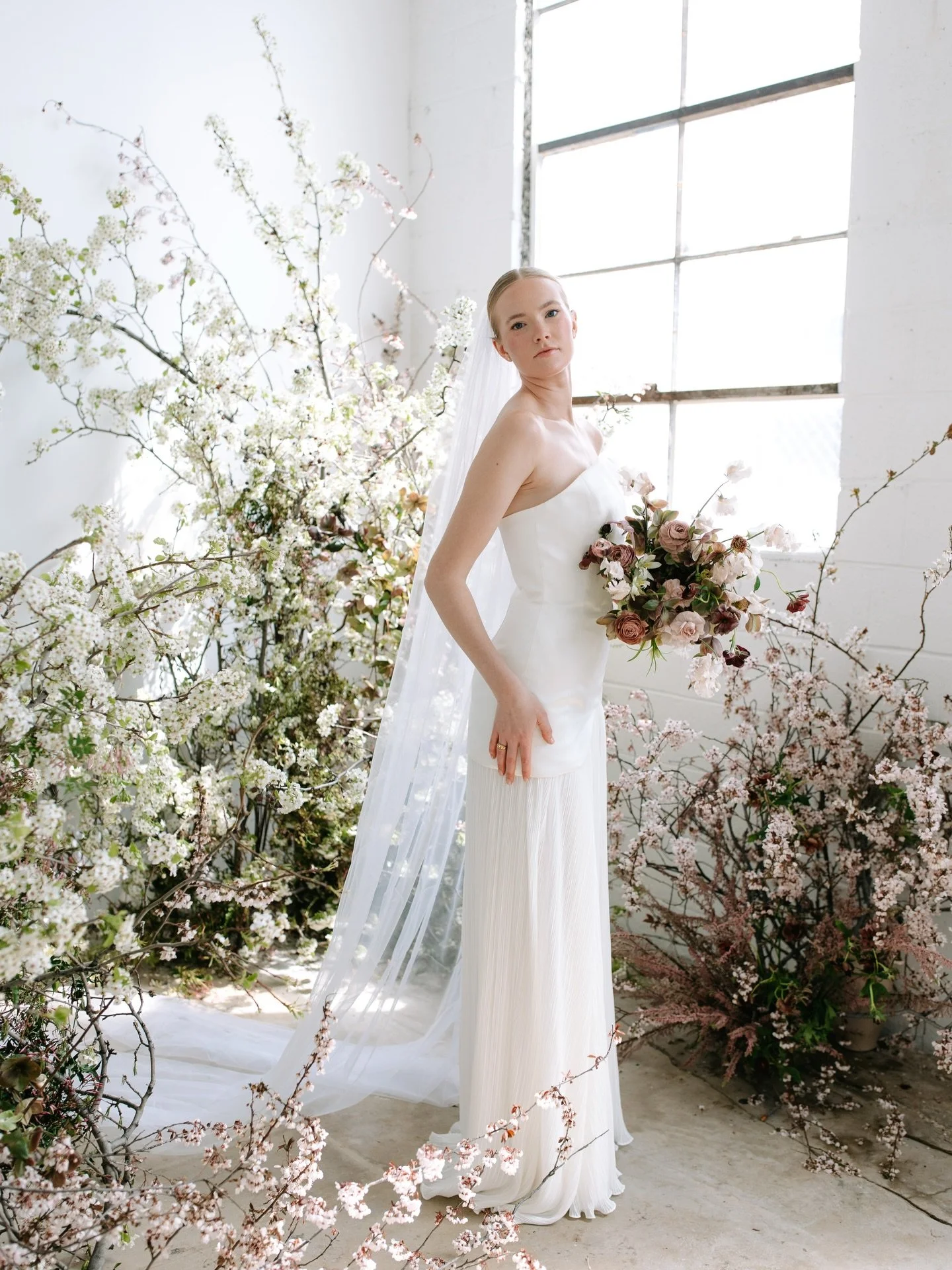Just a few more moments from this session, i cant help but share every little detail i love 💞

workeshop mentee @thefleurfete photographer @demievephoto 
model @jill_skousen 
dress @dalliancegownrentals
Studio @floristsofthevalley @thepress.studio