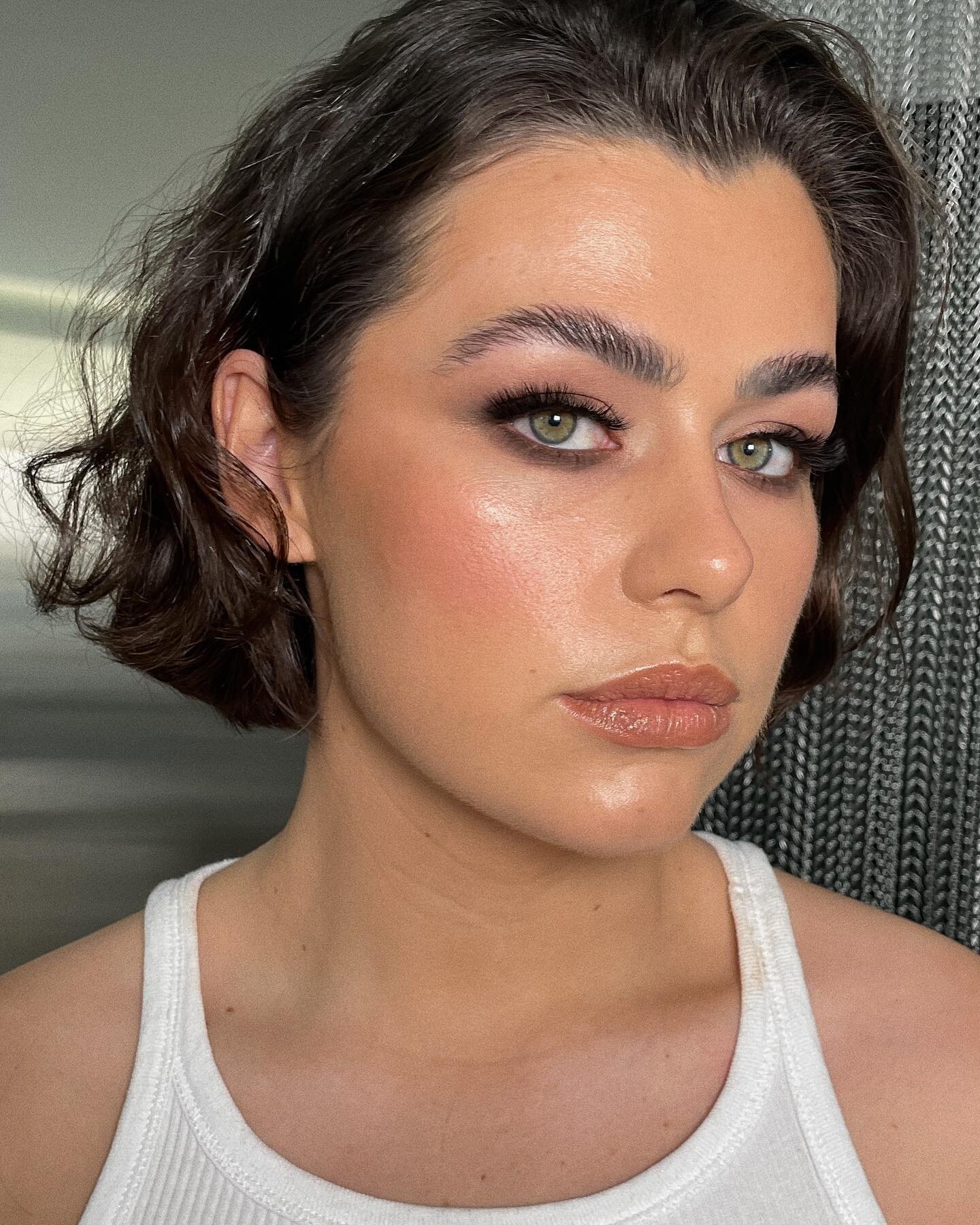 forgot to post a close up of this smokey look from a reel I did a while ago! absolutely adore you @maia.is.my.store 🫶🏼 

#melbournemakeupartist #formalmakeup #softglam #softmakeup #makeupartistmelbourne #glowymakeup #meccamoments #meccabeautyloop #