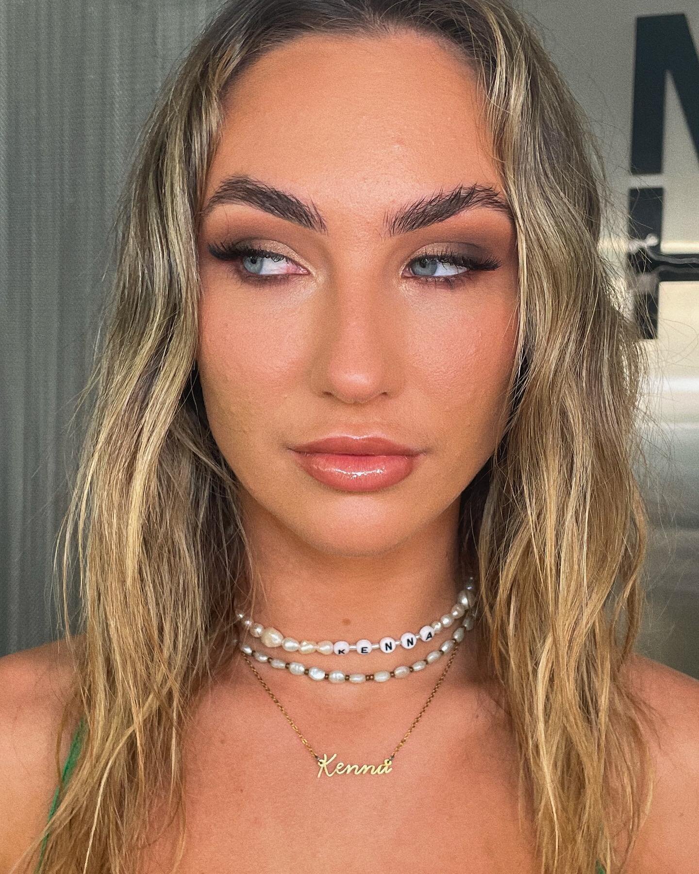 @__kenna_h you are something else ❤️&zwj;🔥
using- 
@gotoskincare much plumper skin serum 
@narsissist torrid &amp; behave liquid blushes, radiant creamy concealer 
@maccosmeticsanz soft brown, saddle &amp; uninterrupted shadows 
@hourglasscosmetics 