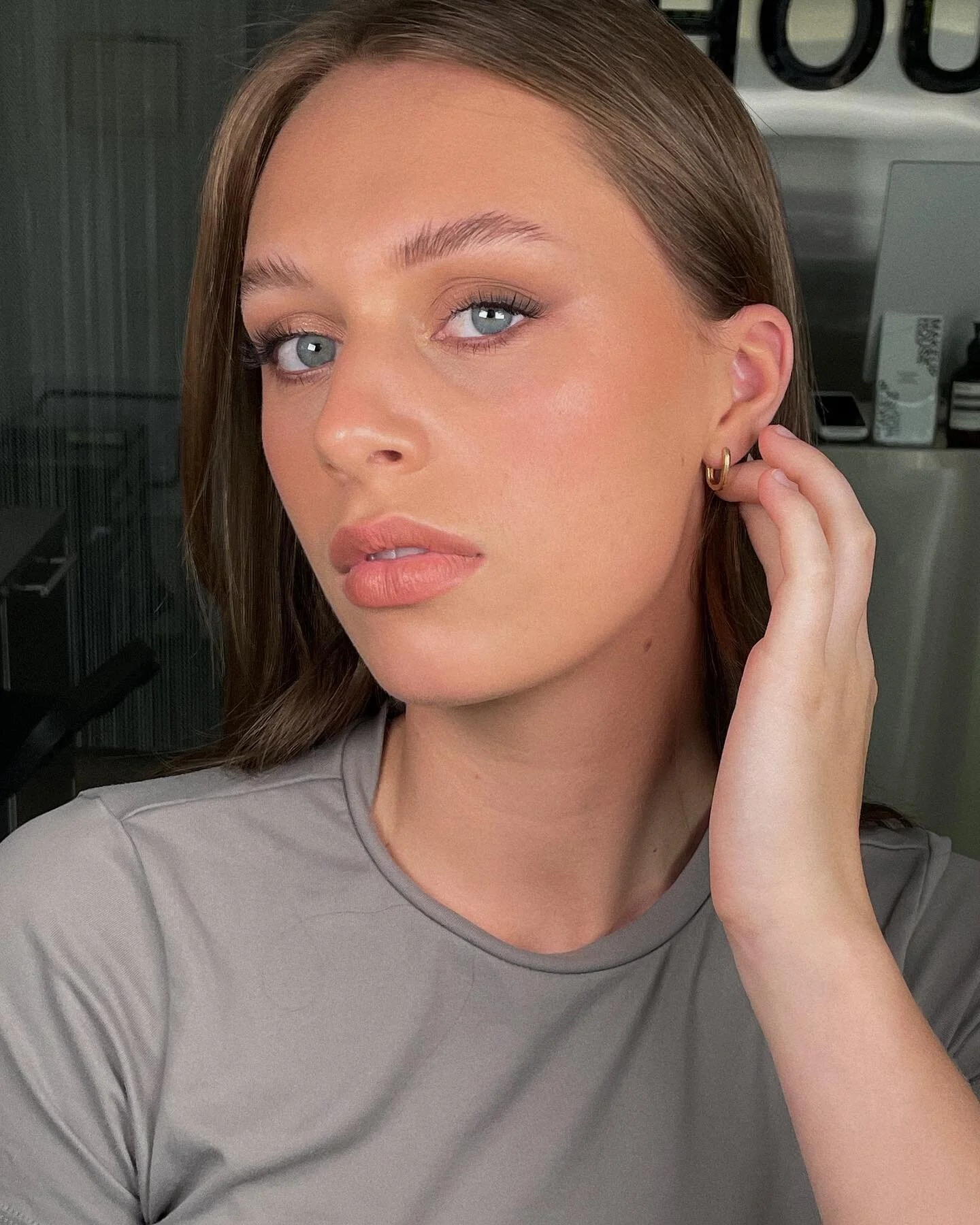soft skin with a peachy blush on @livtayylor for the @hm metaverse launch 🤍 
My website is now live and in my bio, you can book your appointments directly or fill out the contact form for any bridal, photoshoot or out of hour enquiries 🫶🏼
