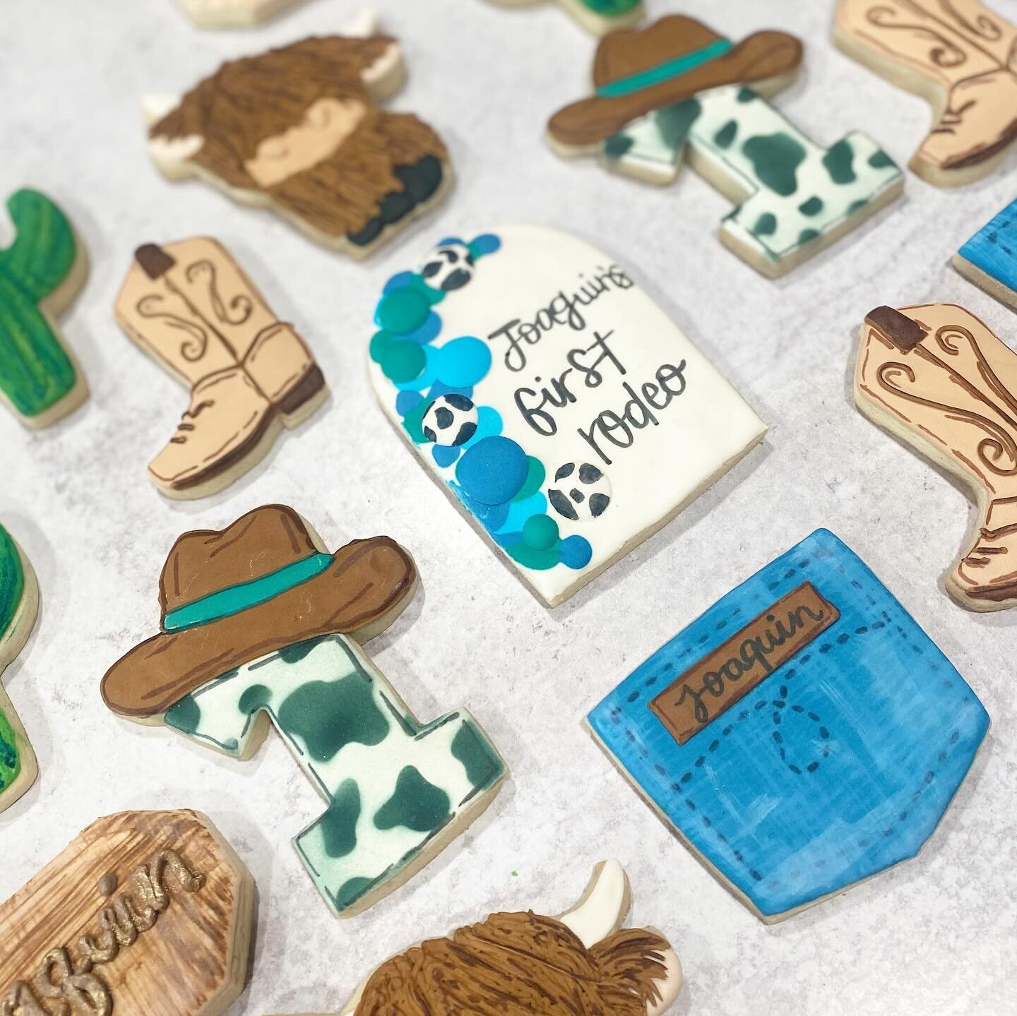 first rodeo 🐮🌵💙🐄⁣
⁣
⁣
⁣
⁣
⁣
⁣
⁣
⁣
⁣
#Talentedcookiers #cookiedecorator #cookiers #rodeo #cookietools #cookiestencils #decoratedcookies #icing  #cookier #cutecookies #astroscookies #royalicingcookies #instacookies #cookie #royalicing #airbrush #co