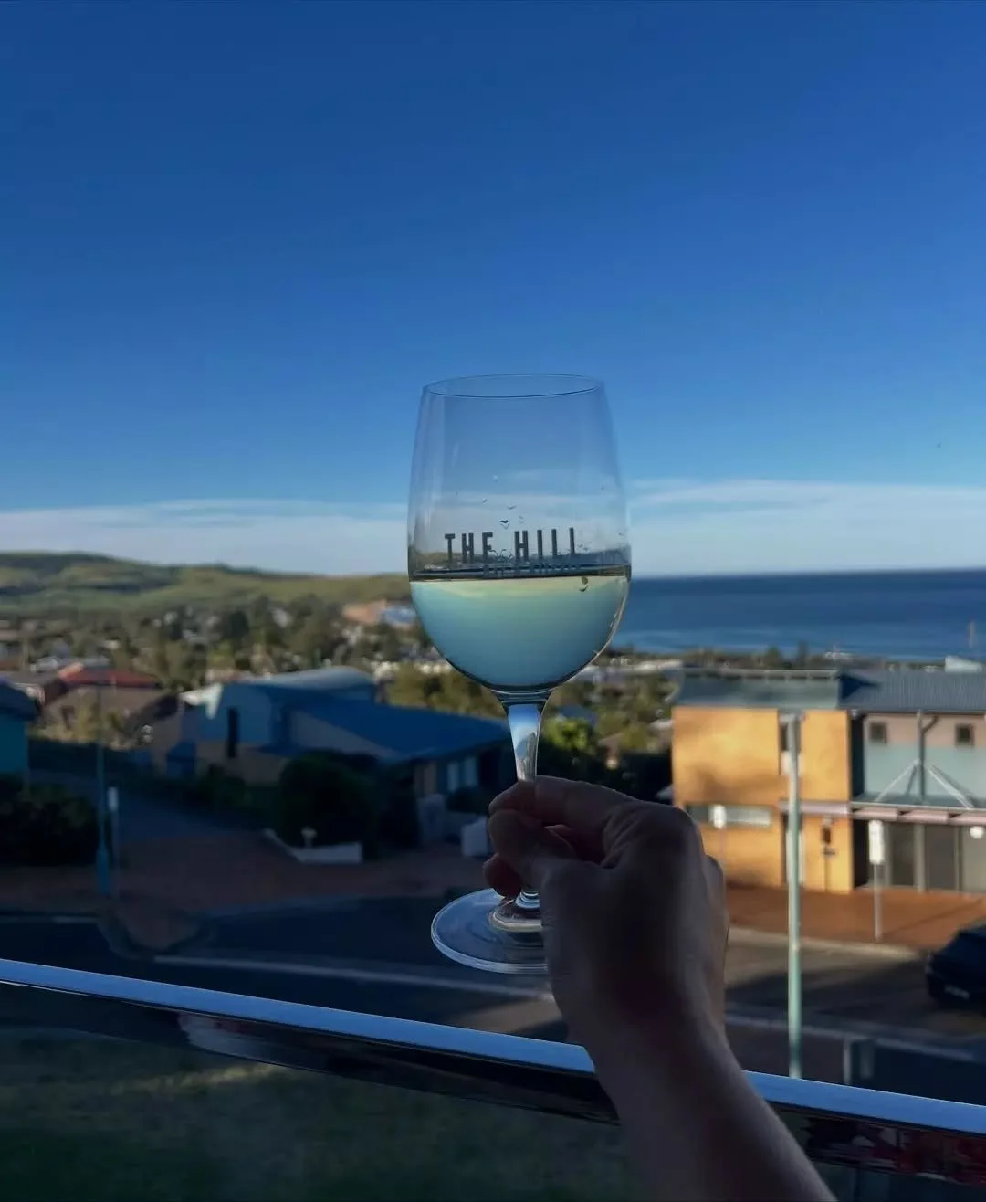 The view, the vibe, and a glass of white — that’s how we ease into the week 🌊
📸 @adventure.thoughts