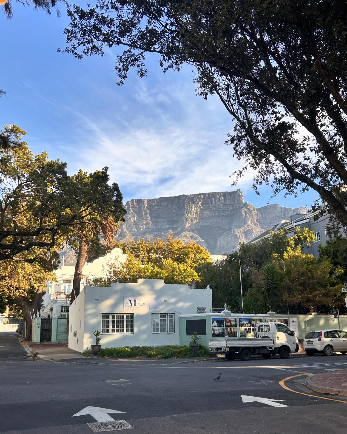 Happy Friday from Cape Town, a city surrounded by mountains. I really like Cape Town vibes and enjoy South Africa so much. ⛰️🇿🇦💙

📸 Here a few pics from the last two weeks here: 

1. View on Table Mountain from Cape Town 
2. Yoga Practice in the 