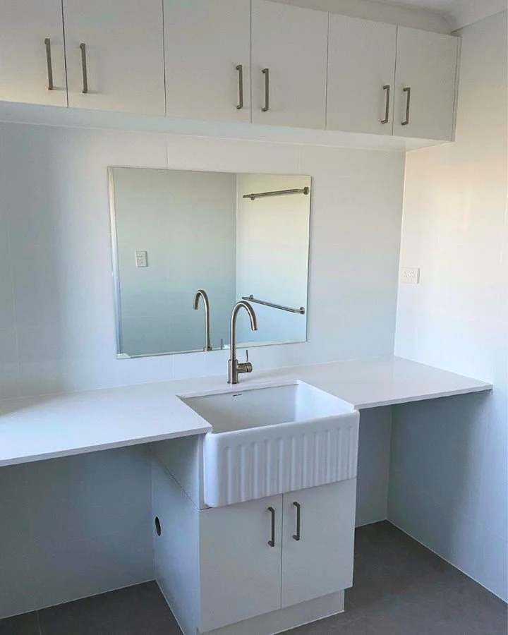 🛁 Functional Meets Elegant

This clever bathroom design features a spacious vanity area with plenty of bench space and overhead storage, all tied together with a crisp, clean palette. That ribbed farmhouse sink adds charm with purpose!

✨ Love a des