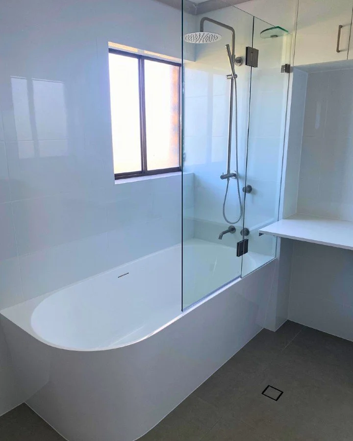 🚿 Soak or Shower? Why Not Both!
This sleek bath and shower combo brings smart functionality into a modern design. Clean lines, soft curves, and a seamless glass screen keep things open and airy, perfect for compact spaces without compromising style.