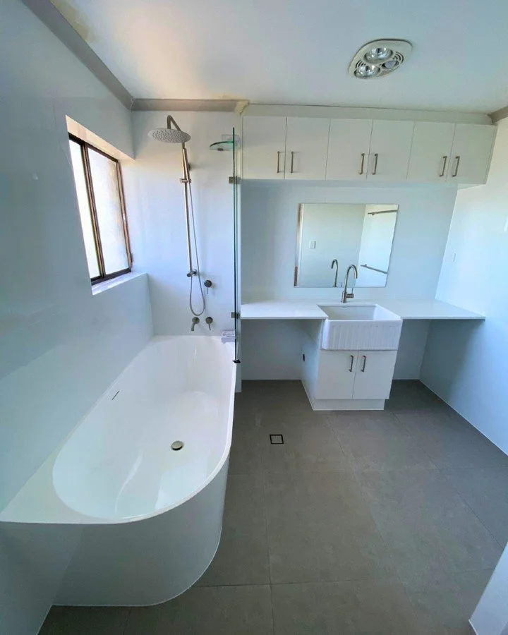 ✨ Bathroom transformation in Marcoola!

This fresh and functional redesign features a modern bath and shower combo, a spacious vanity with ample storage, and a stunning farmhouse sink that adds both charm and utility. Perfectly tailored for everyday 