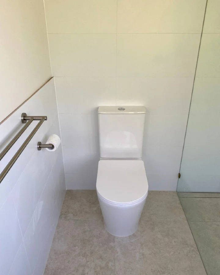 Clean and simple finish on this ensuite at Twin Waters 👌

Kept it sleek with large format tiles, soft tones and brushed stainless fixtures to keep things timeless and easy to maintain.

Another part of the reno wrapped up ✅
More from this project co