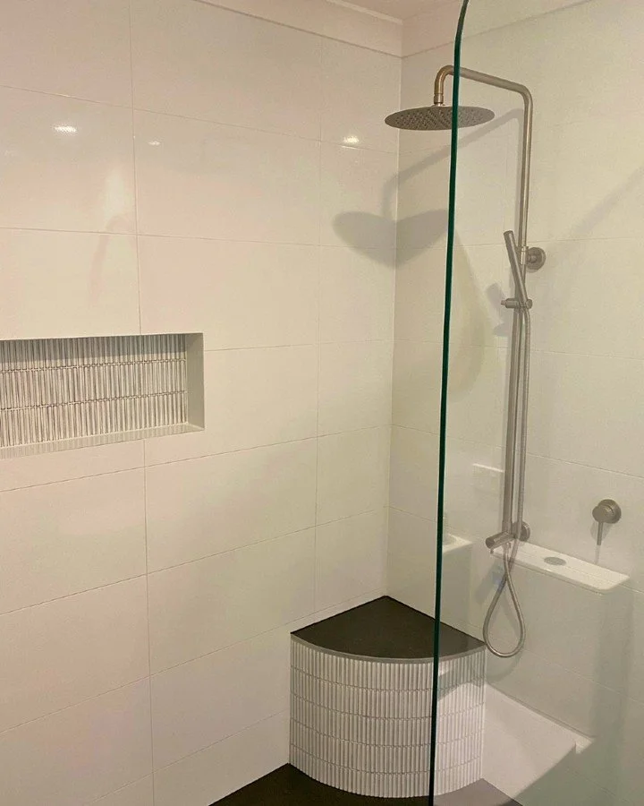 🚿✨ Val Ct Bathroom Upgrade! ✨🚿

This recent project in Val Ct is all about clean lines, modern finishes, and practical elegance. The rainfall shower paired with a custom-built curved seat creates a perfect balance of comfort and style, while the re