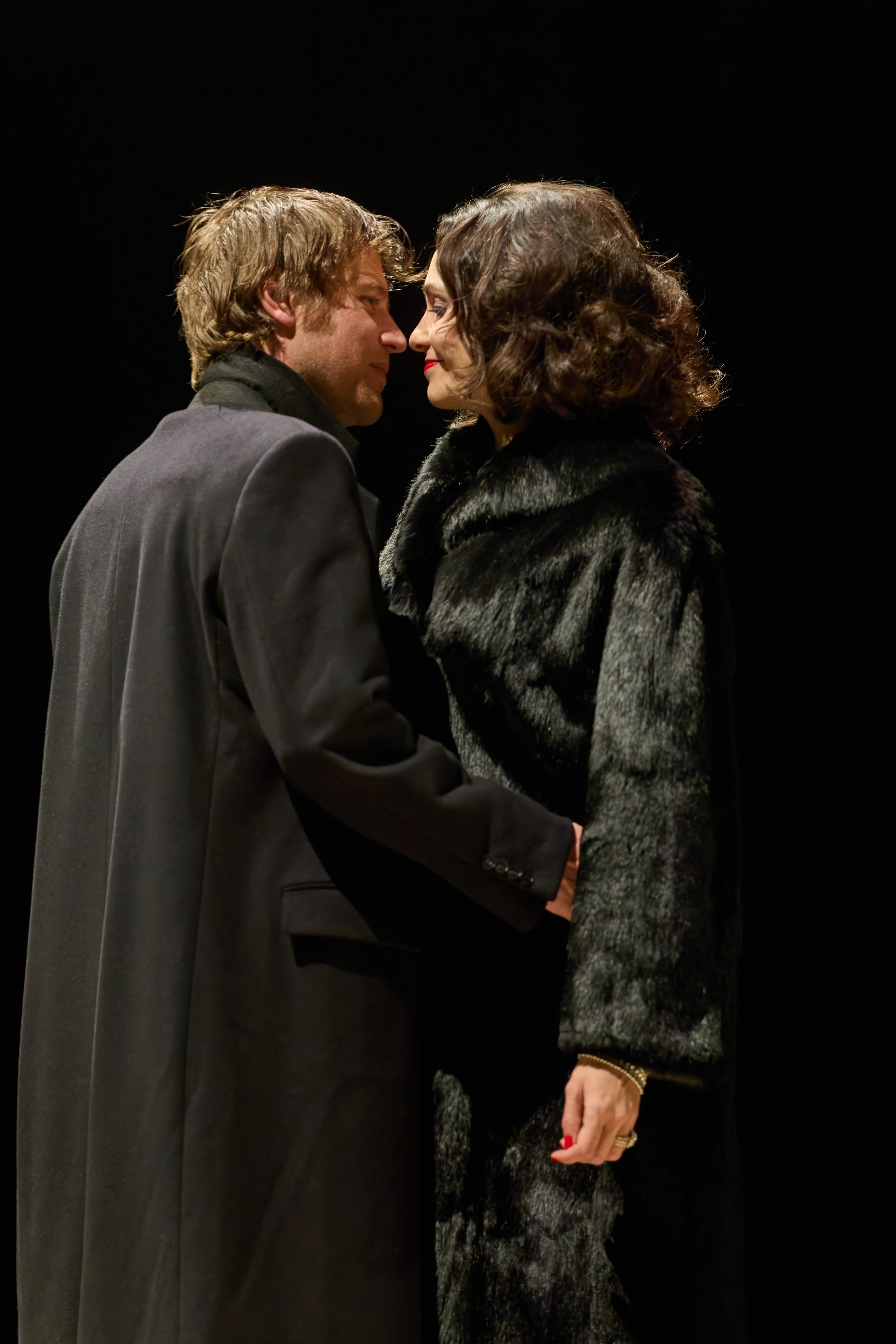 Johnny Flynn as Richard Burton and Tuppence Middleton as Elizabeth Taylor in The Motive and the Cue in the West End. © Mark Douet (1).jpg